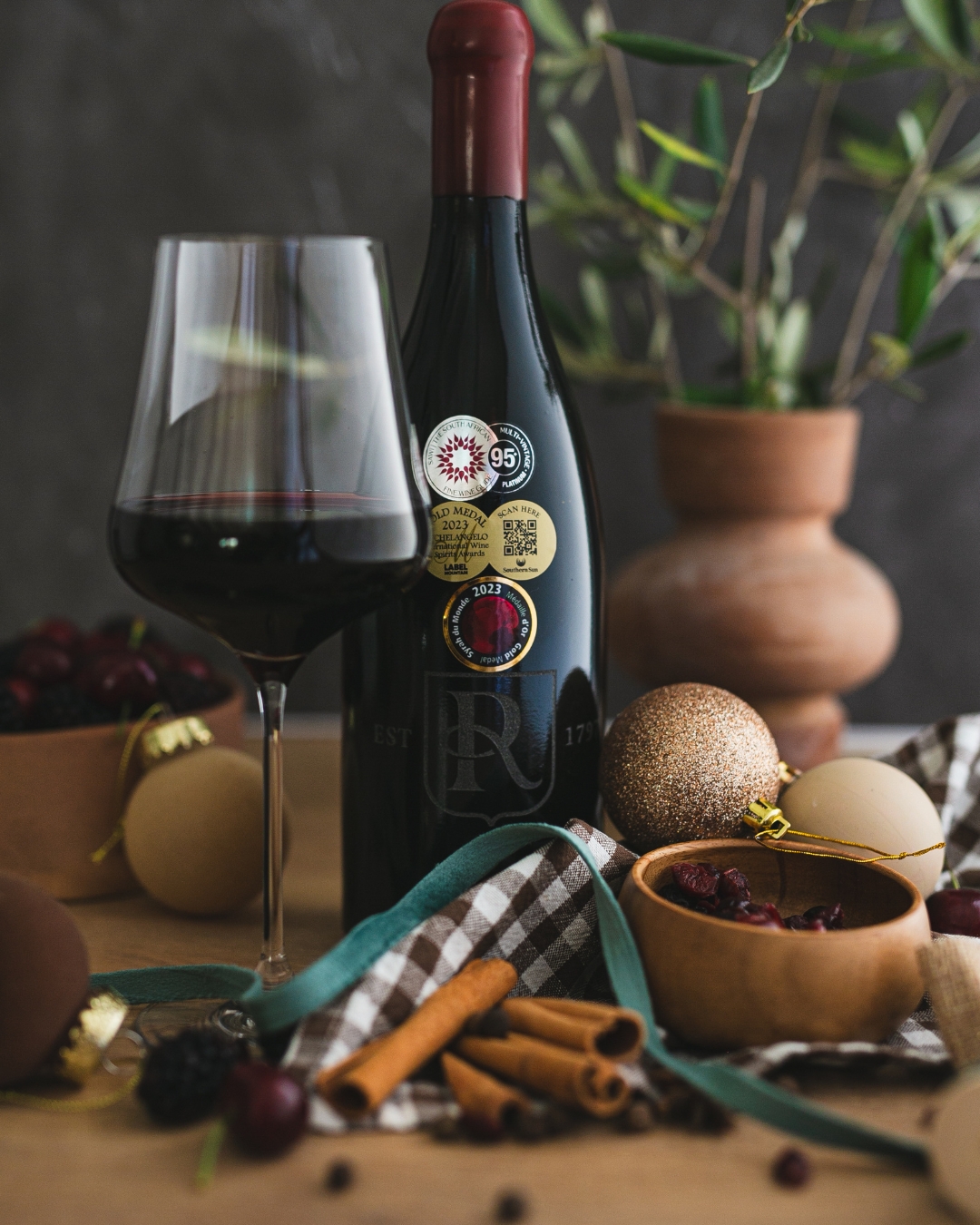 Rhebokskloof | Christmas Day Lunch & Picnics on the 25th of December
You can choose between a relaxed Christmas picnic on the lawns or a festive à la carte lunch at El Picoteo, both set against a backdrop of vineyards and summer sunshine.
It’s the best family friendly way to spend Christmas in the Winelands.
Bookings are essential.
Picnics from R450 per person
11:30 to 15:00
#WelcomeToOurHome #PaarlWineRoute #ChristmasDay