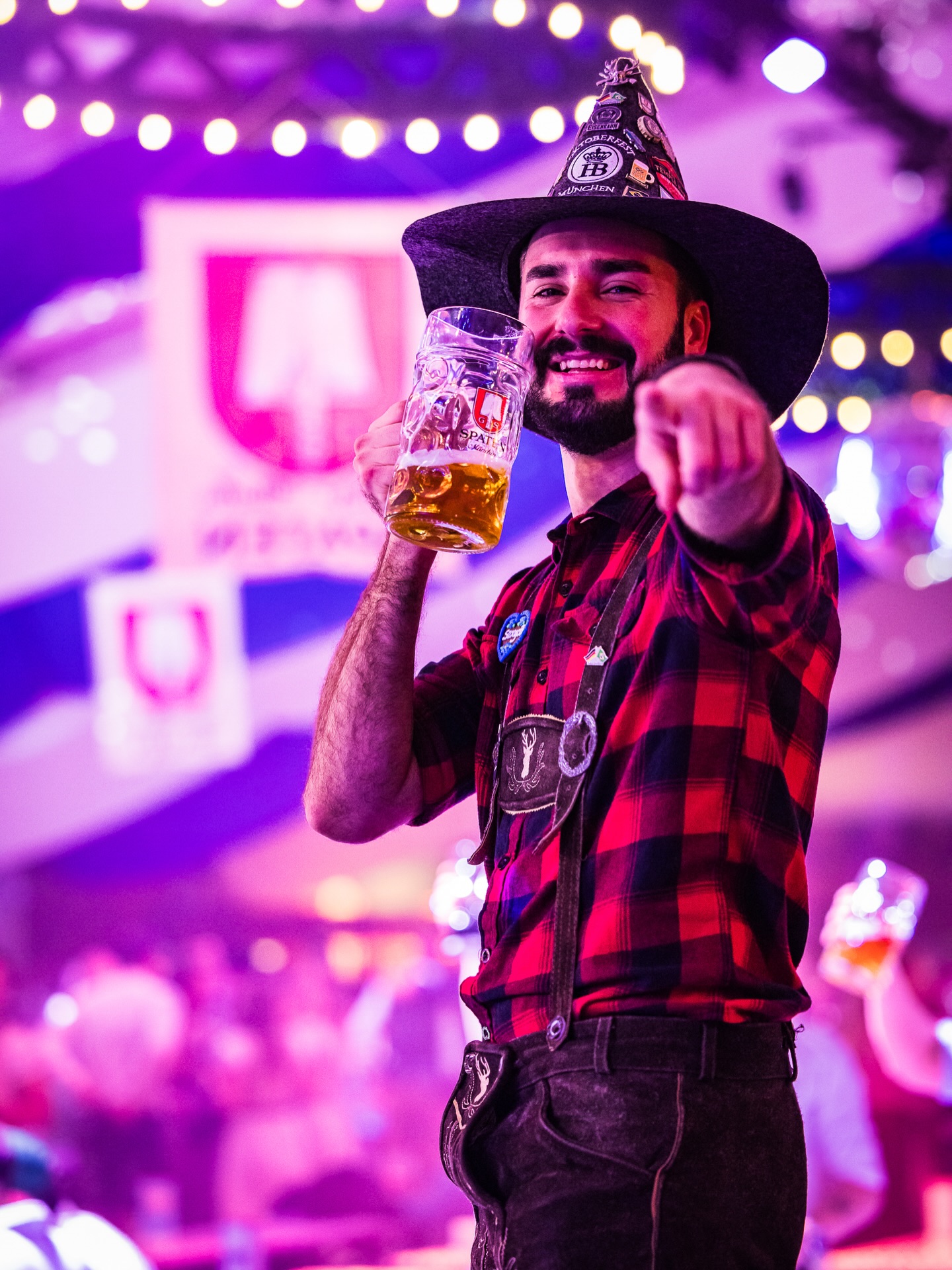 Genau so fühlt sich Wiesn an.
Lichter an, Maß in der Hand, Alltag komplett egal.
Volles Zelt, echte Stimmung, keine Pausen. 🍻
Das ist Wiesn, wie sie sein muss.
2026 machen wir genau da weiter.
Tickets sind online. 🎟️
Wer dabei sein will, kümmert sich jetzt.
Ausverkauft kommt schneller, als man denkt.
📸 @jonrenker
#dasleipzigeroktoberfest #leipzig #oktoberfest2026 #oktoberfest #leipzigartig #leipzigevents #wiesn #gaudi #sachsengaudi #tickets #wiesnfieber