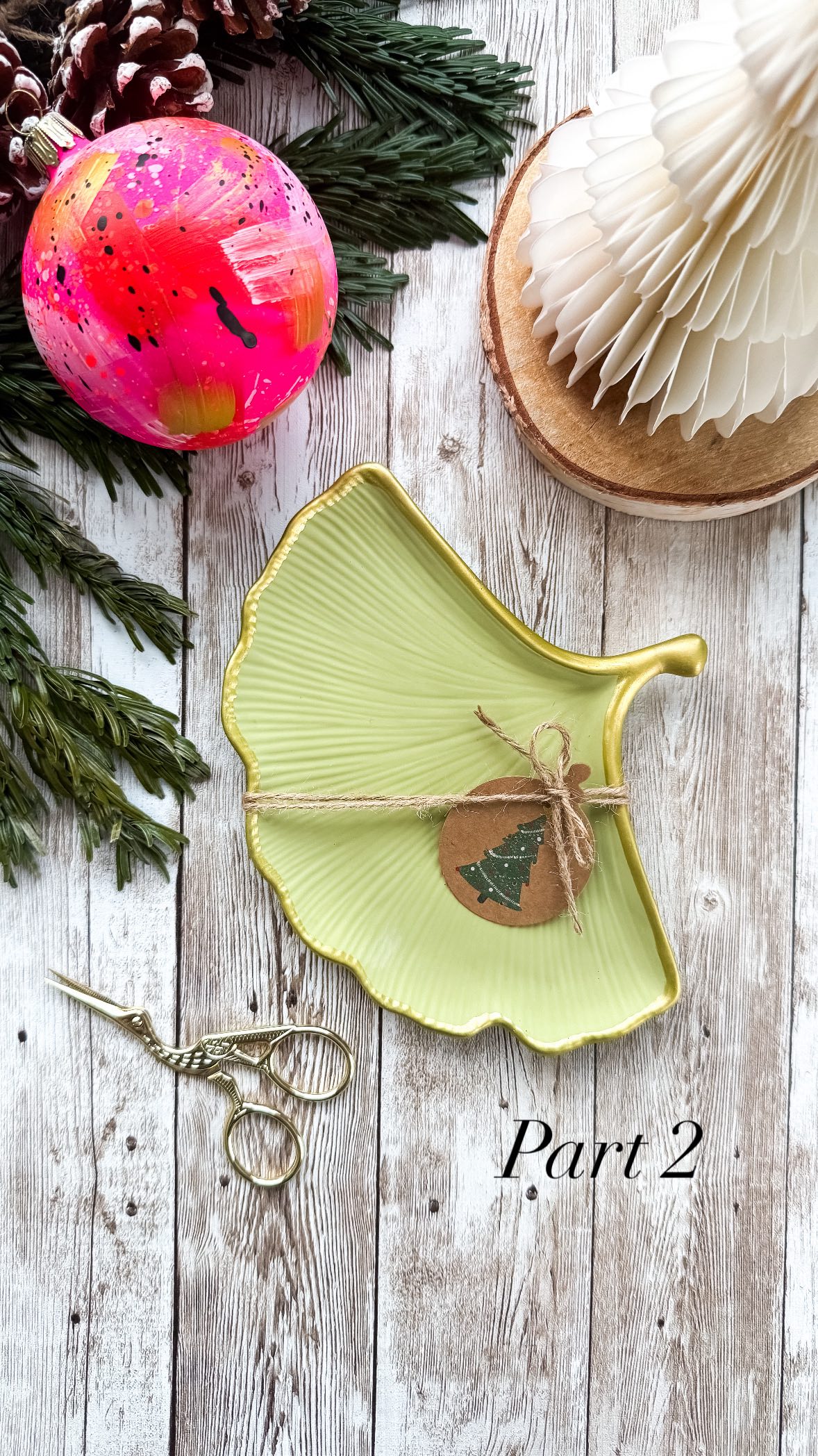 Diese Szene aus meinem letzten Reel habe ich euch verschwiegen … | Teil 2
Denn:
👉 Dieses Ginkgoblatt war kaputt.
👉 Und niemand hat es gemerkt.
Die Form ist ein bisschen tückisch - auch mir bricht der Stiel auch manchmal ab 😅
Aber: Das ist überhaupt kein Drama.
✨ Reparieren statt neu gießen ✨
• etwas Kleber drauf
• fest andrücken
• gut trocknen lassen
• leicht anschleifen
• Mit Goldmarker verschönern ✨
💡 Pro-Tipp:
Bruchstellen lassen sich auch super mit Blattgold kaschieren.
Jetzt bin ich neugierig:
Habt ihr im ersten Reel bemerkt, dass es repariert wurde?
👉 Ja oder Nein?
🔗 den Kleber habe ich euch in meiner Story verlinkt
.
#diy #handmade #selbermachen #diyhack #keraflott #jesin #geschenkideen #diydeko #gingko #hack