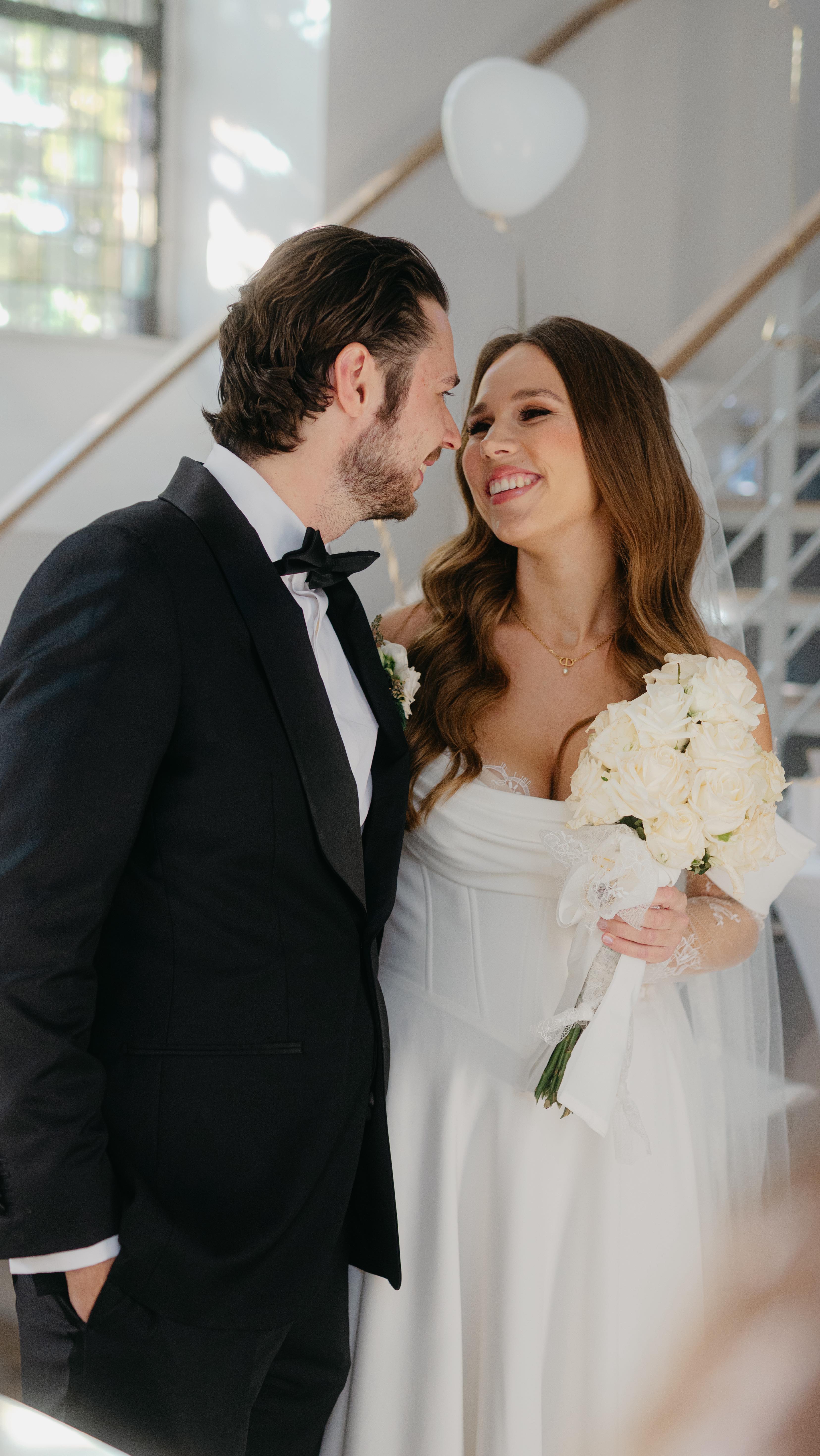 L & T / sagen JA 💍🪩
Ein kleiner Einblick in die standesamtliche Trauung der beiden. 🎞️
So dankbar für Brautpaare, die in Erinnerungen investieren und meine Arbeit wertschätzen. ❣️
#civilwedding #hochzeitsfilm #standesamt