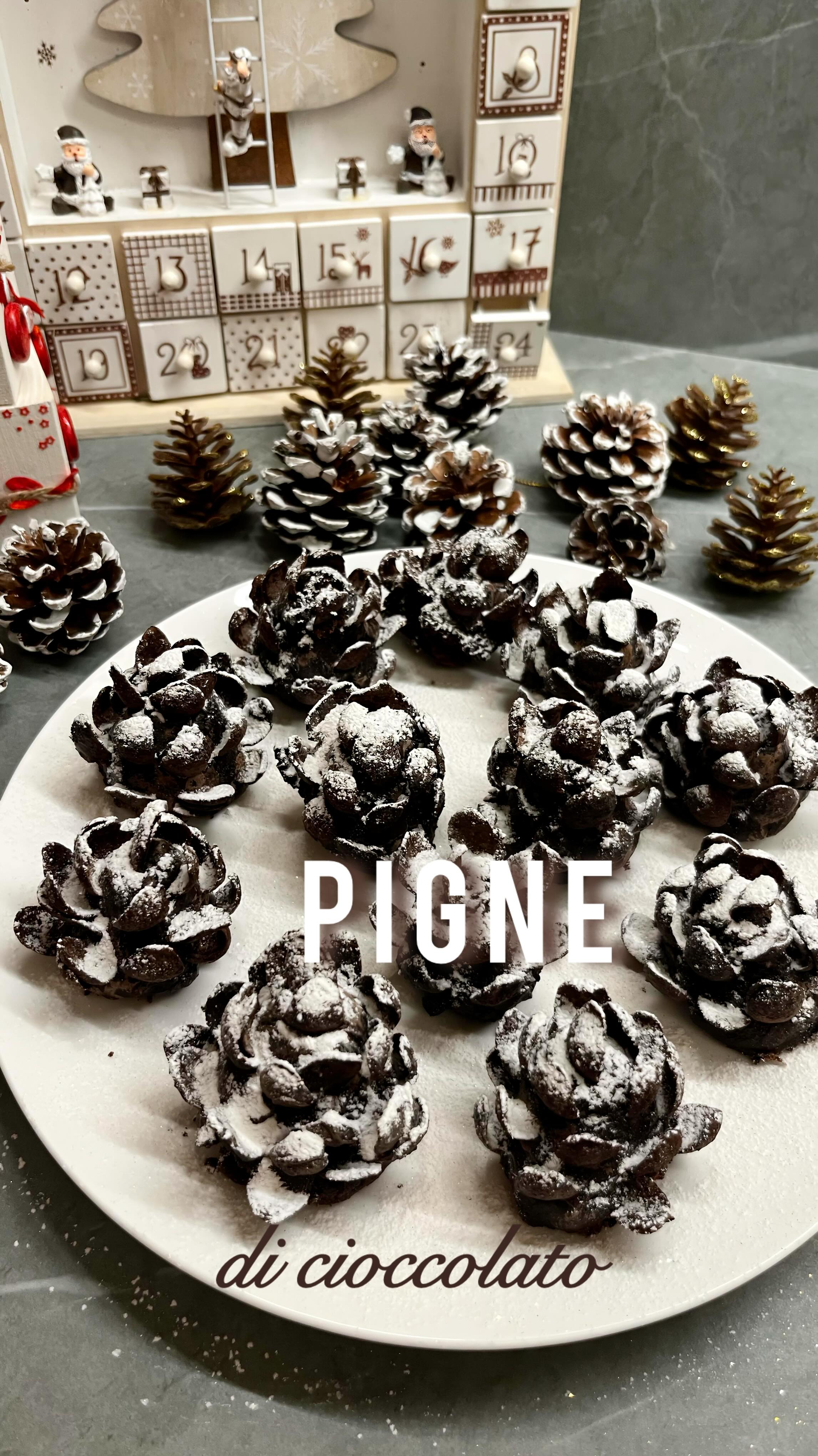 Hai provato ad assaggiare delle PIGNE??
Una ricetta furba, senza cottura e anti-spreco, perfetta da preparare anche con i bambini. 🤍
Biscotti avanzati di qualsiasi tipo, io anche qualche fetta biscottata, cacao, cioccolato...
Nascono così le pigne cioccolatose di Natale, belle da vedere e buone da mangiare.
📌 Ingredienti
• 250 g di biscotti secchi misti (quelli che avete in casa, anche diversi tra loro).
• 50 g di cacao amaro in polvere
• 100 g di latte
• 25 g di olio di cocco
• 80–100 g di cioccolato fondente
• Barchette di cereali al cioccolato
• Zucchero a velo q.b.
👩🍳 Procedimento
Frulla i biscotti, aggiungi cacao, latte e olio di cocco e mescola fino a ottenere un composto compatto.
Forma dei conetti e immergili nel cioccolato fondente fuso a bagnomaria.
Sistema le barchette di cereali una ad una sul conetto, partendo dalla base fino alla cima.
Quando il cioccolato è completamente asciutto, spolvera con zucchero a velo e goditi le tue pigne cioccolatose di Natale ✨🎄
Mandami una foto se crei questo piatto e io ti ripubblico nelle mie storie.
Lasciami un ♥️ per sostenermi.
Trovi questa e tante altre ricette anche sul mio sito (link in bio)
Alessia
#pignedicioccolato #dolcidinatale #valigiainfarinata #trapentoleevaligie #ricettedinatale #dolcisenzacottura
#cioccolato #nataleincucina #ricettefacili #dolcifattiincasa
#ricettegolose #dolciperbambini #antisprego #christmasvibes #aperitivοdinatale