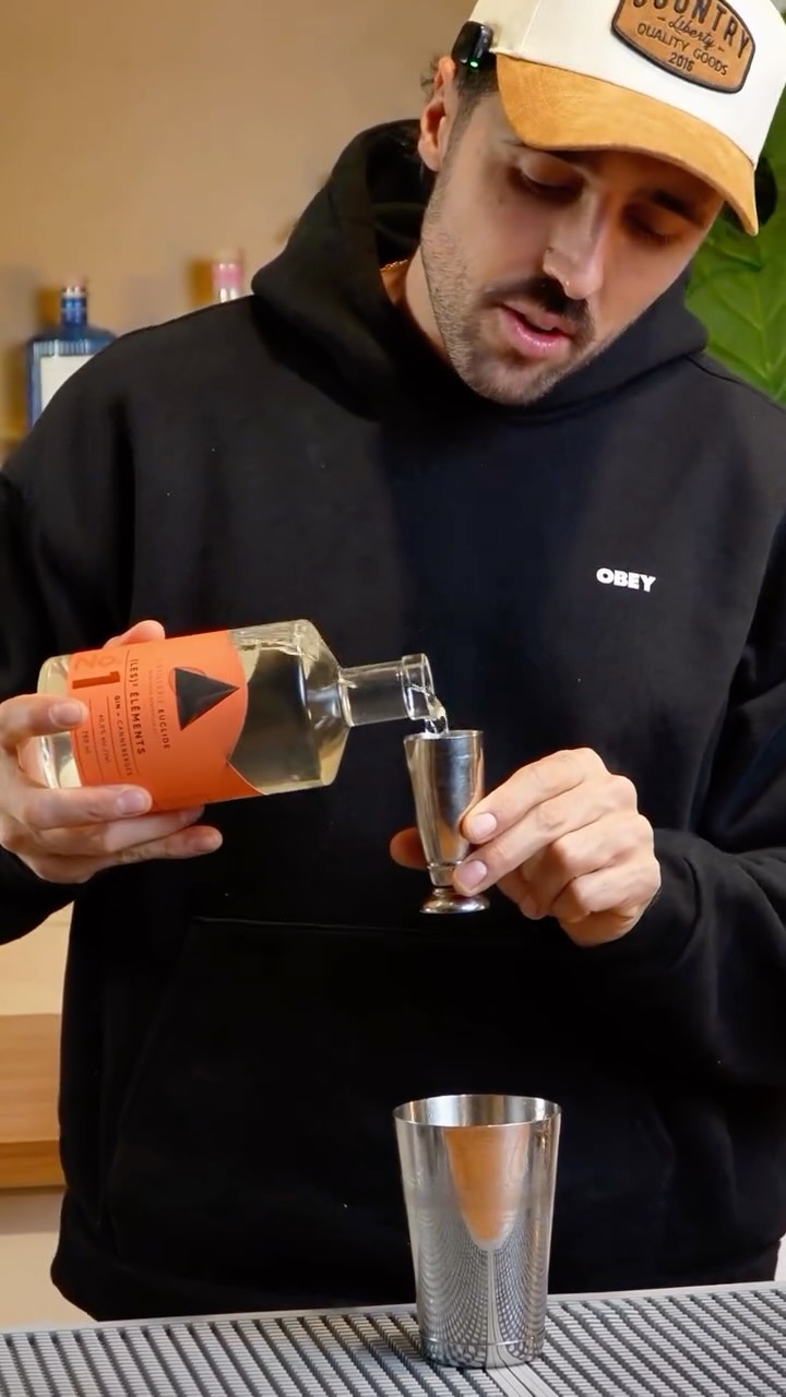 Le French 75, c’est l’un des grands classiques bulles + gin. 🥂
On le revisite version boréale avec Les Éléments 1 (gin canneberge), un trait de citron, un peu de sucre et du mousseux bien froid.
Résultat : un cocktail de célébration qui reste hyper facile à refaire à la maison.
Tu sors ça pour quelle occasion : brunch, anniversaire ou juste parce que?
Sauvegarde la vidéo pour ton prochain “cheers” un peu fancy.
#taptapcocktail #recettecocktail #mixologie