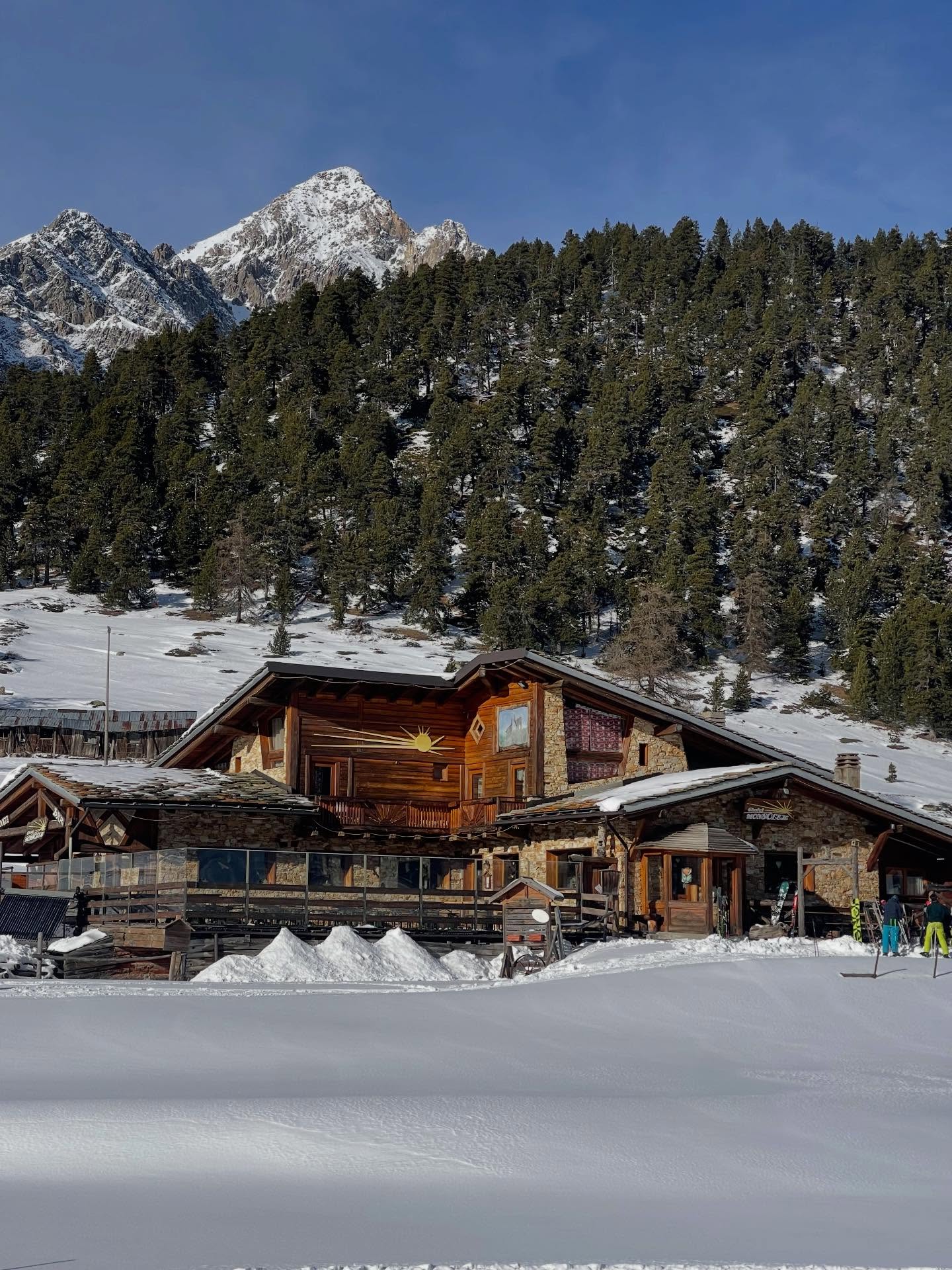 Siamo tornati 🌞
non solo a fare festa.
Siamo aperti tutti i giorni agli orari di sempre.
BAR 9h-17h ☕️🍻🥪
RISTORANTE 11h30-15h30 🥗🍔🍺
CENA SU PRENOTAZIONE 🧀🍝🍷
@visit_claviere @montgenevreofficiel
@filo.grafica