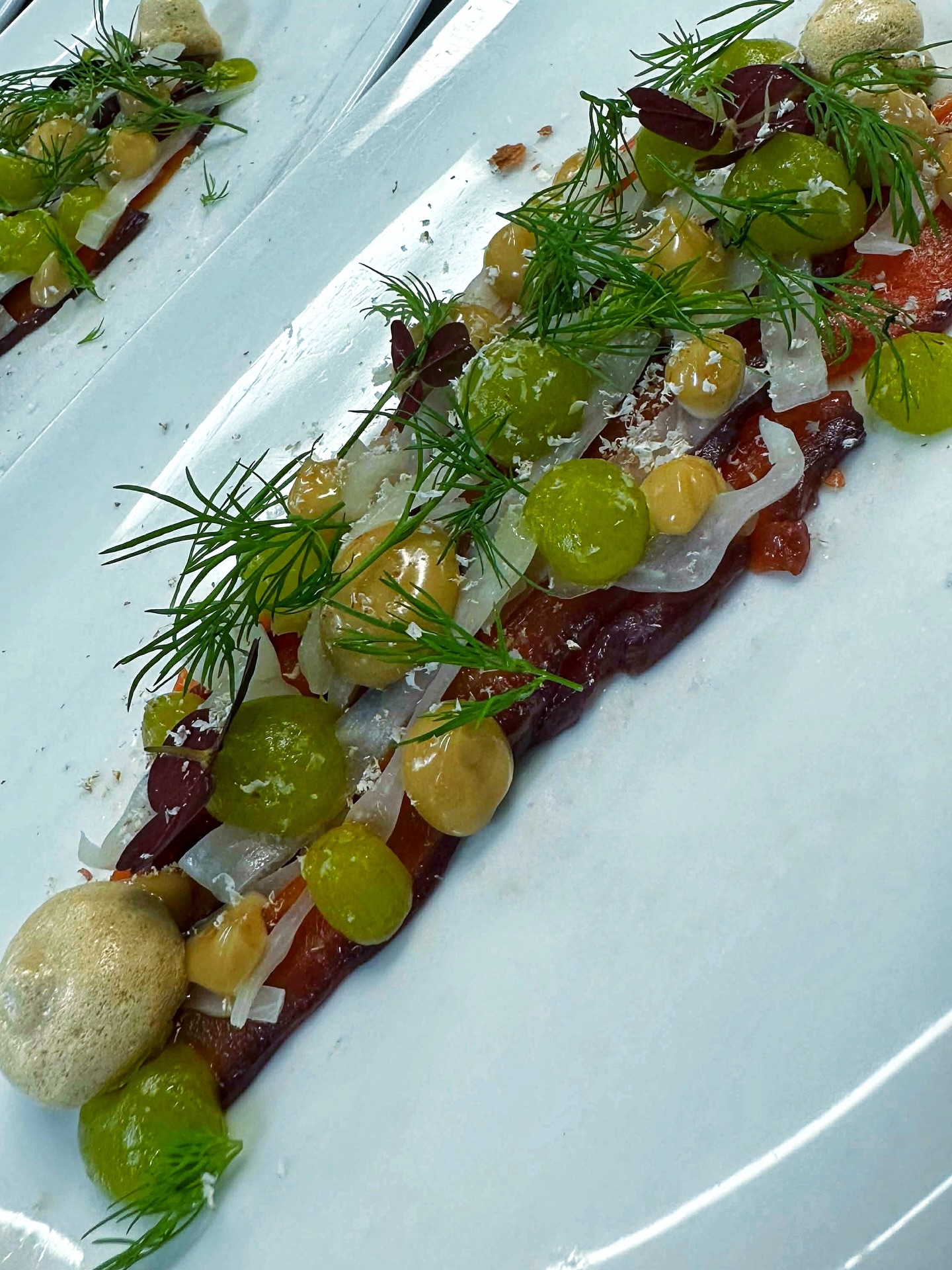 Rødkål og Kleivstua akevittgravet ørret
Servert med fermentert kål, soyamarengs, dillgelé, sjøkrepsemulsjon og ferske kastanjer.
#kleivstua #kleivstuahotell #møtestedetpåkrokskogen