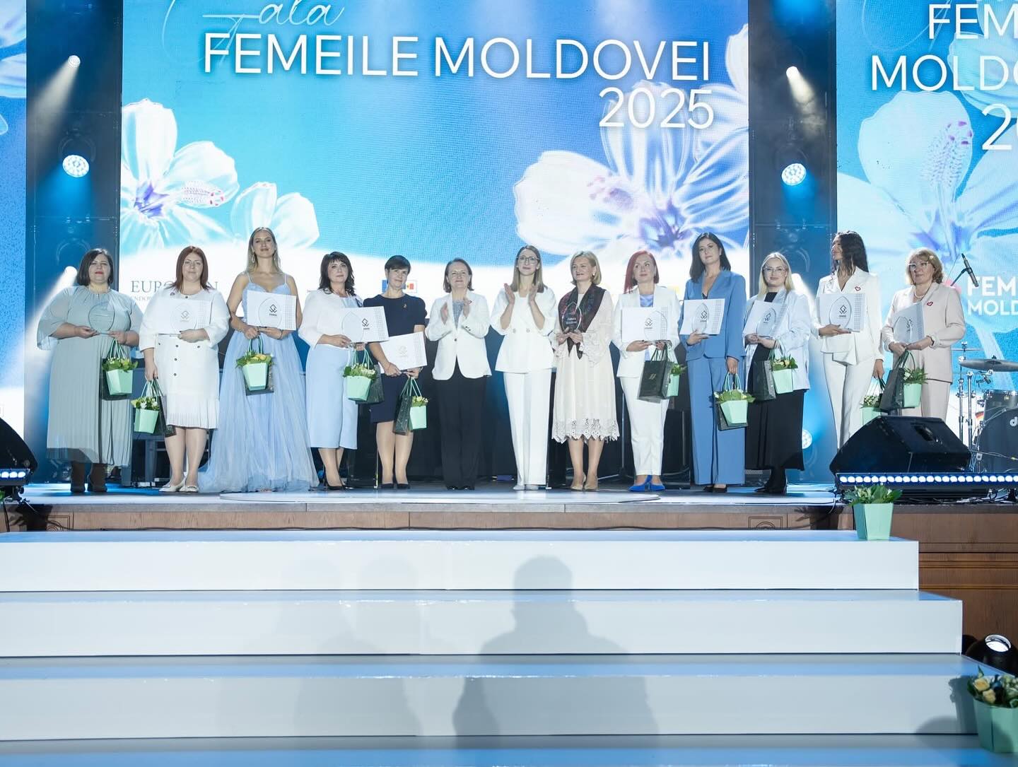 Gala “Femeile Moldovei” 2025
Sincere felicitări tuturor femeilor extraordinare care au fost nominalizate pentru premiile Femeile Moldovei. Toate Femeile Moldovei merită un trofeu pentru impact, reziliență, muncă și dăruire în fiecare zi ♥️
#femeilemoldovei #premii #trofeu #moldova #femeipentrufemei #femeicareinspiră #ianastantieru