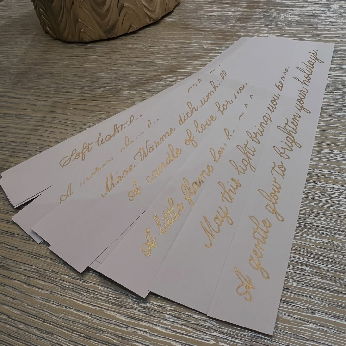🕯️✨🤍 #eventartist #calligrapher #calligraphyartist #kalligraphin #luxurybrandevent #kalligraphieservice #kalligraphinstuttgart #kalligraphiestuttgart
