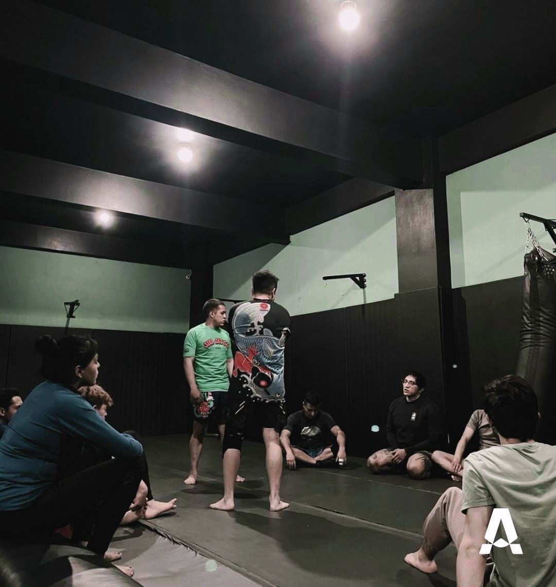 Controla el cuerpo. Fortalece la mente.
Clases de Jiujitsu @kidbuddha_2.0 en Arcilery 🥋
📲 Escríbenos y entrena con nosotros.
.
.
.
.
#jiujitsu #bjj👊 #teamarcilery #entrenamiento