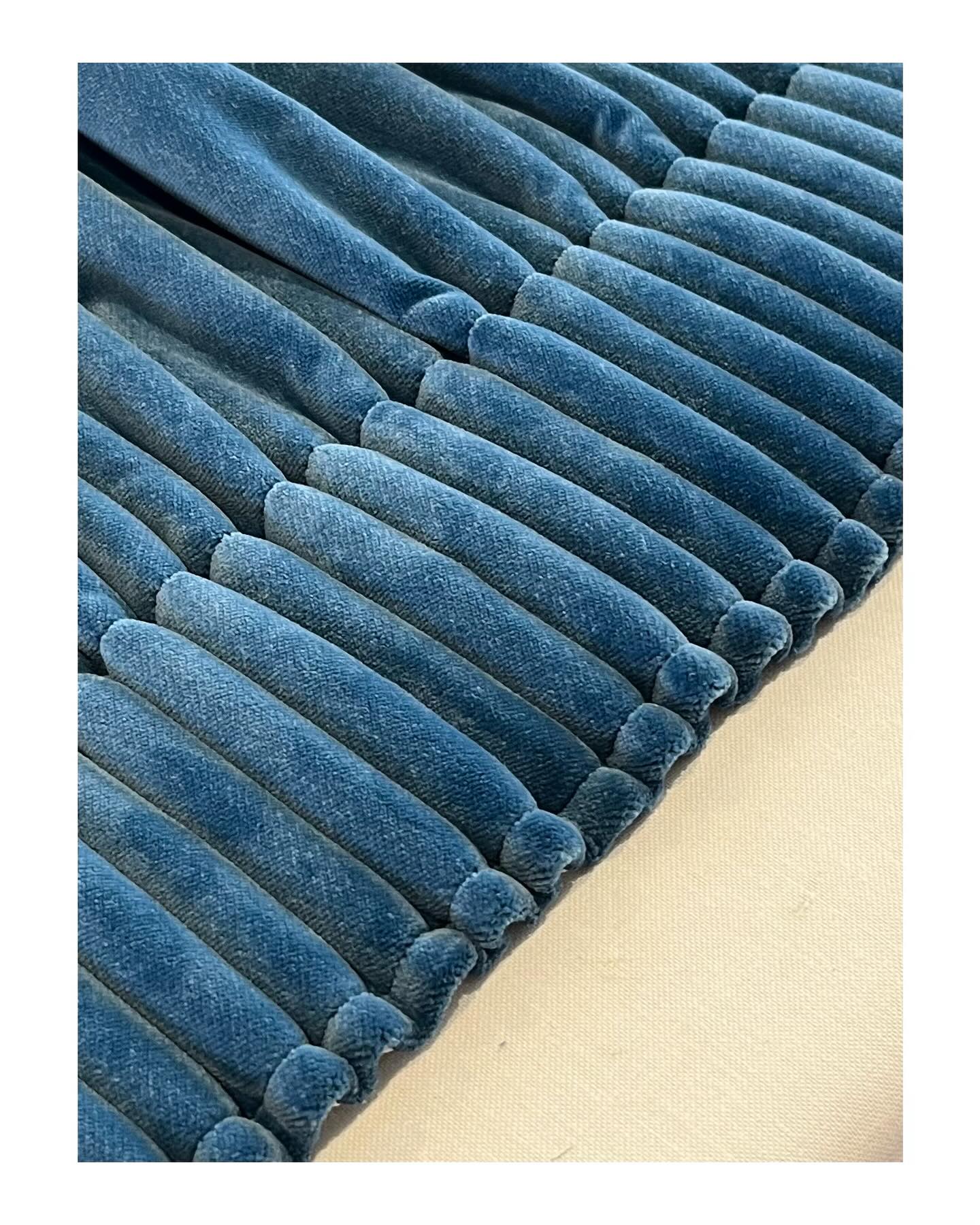 Oooooo look at that velvety gorgeousness! I only really use pencil pleat when curtains are going behind a pelmet because they don’t usually look this good! It’s a @linwood_fabric velvet which is such good quality and comes in the most amount of colours. Just lovely!
#curtainmaker #curtainmaking #curtainmakers #curtain #curtains #maker #makers #softfurnishings #windowtreatment #windowtreatments #bespoke #handmade #madetoorder #madetomeasure #southlondon #wandsworth #tooting #earlsfieldmums #earlsfield #balham #balhammums #balhamlife #streatham #tooting #fulham #putney #tootingbec #tootingcommons #nappyvalley #mumsnet