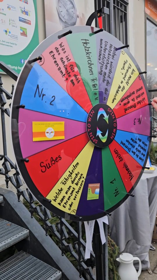 Am Wochenende waren wir beim Holzkirchner Winterzauber dabei. Die Bürgerstiftung hatte geöffnet und hat Einblicke in ihre verschiedenen Projekte gegeben.
Am Samstag waren wir gemeinsam mit unserem Projekt Inklusion im Engagement vor Ort. Bei Glühwein und Punsch kamen wir mit vielen Besucherinnen und Besuchern ins Gespräch. Es entstand ein offener Austausch über das Thema Ehrenamt, bei dem Erfahrungen und Ideen geteilt wurden.
Am Sonntag waren wir zusammen mit der Ehrenamtsagentur HELP da. Die Ehrenamtsagentur hatte ein Glücksrad vorbereitet. Dort konnte man kleine Preise gewinnen und Fragen beantworten.
Die beiden Tage haben gezeigt, dass viel Interesse am Ehrenamt in Holzkirchen besteht.
@markt_holzkirchen
#Ehrenamt #NEAvernetzt #Gemeinschaft #Winterzauber