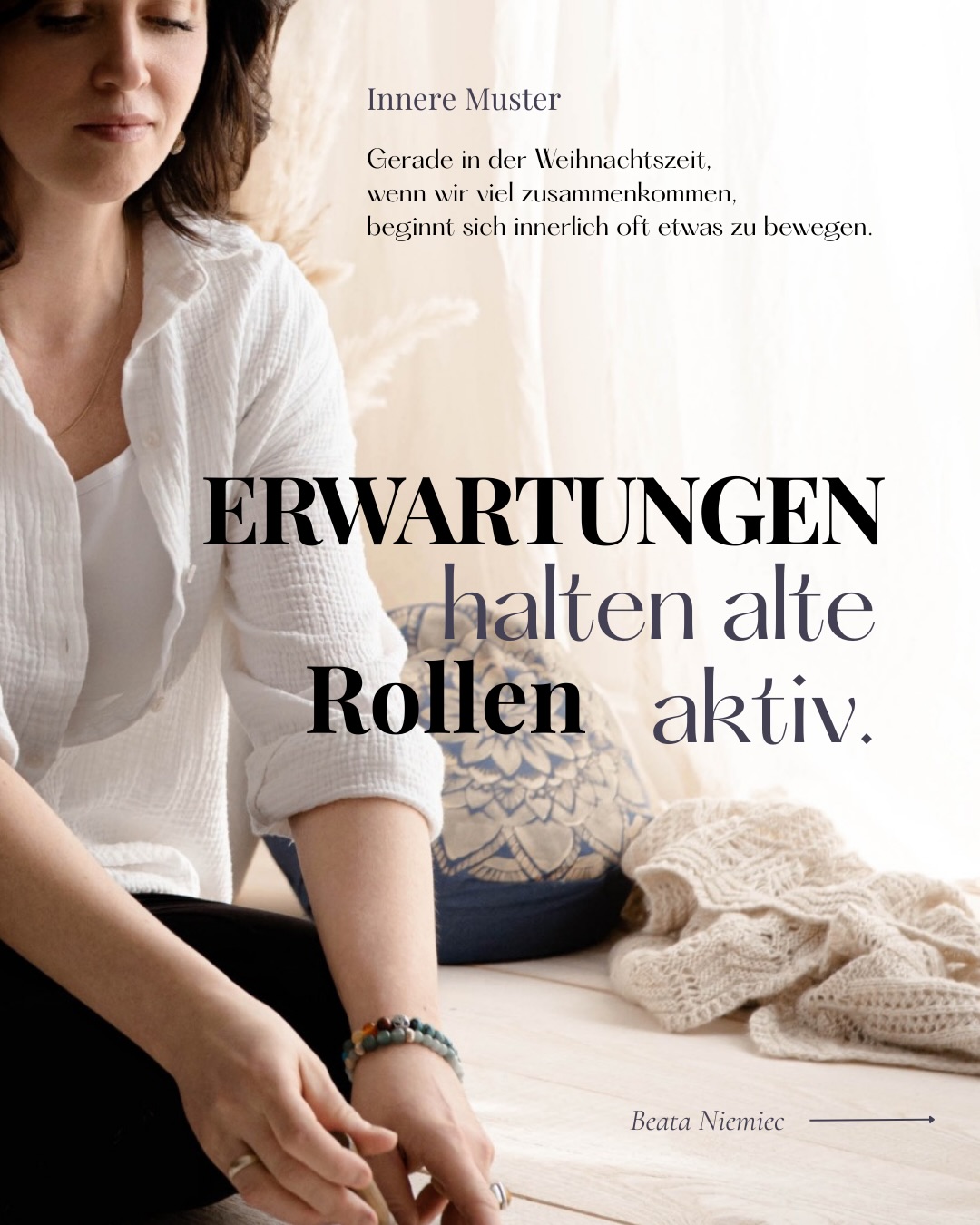 Viele der Rollen, die wir heute in Beziehungen leben, haben sich früh gebildet. Als Kinder lernen wir, wie Nähe funktioniert, was erwartet wird und was Verbindung sichert. So entstehen Rollen nicht bewusst, aus Anpassung an das, was damals notwendig war.
Diese Rollen haben uns getragen und Orientierung gegeben. Genau deshalb wirken sie oft weiter, besonders in vertrauten Beziehungen. Wir rutschen in sie hinein, bevor wir es merken, und reagieren aus einem bekannten Muster heraus.
Veränderung beginnt mit Wahrnehmung. Zu bemerken, wann wir aus einer Rolle handeln und nicht aus dem Moment heraus. In diesem Wahrnehmen entsteht Abstand, und im Abstand entsteht Wahl.
Wenn wir bemerken, aus welcher Rolle wir gerade handeln, entsteht ein kurzer Moment von Freiheit.
Manchmal entscheiden wir uns bewusst für die alte Rolle, weil sie uns Sicherheit gibt. Und manchmal merken wir, dass wir heute etwas anderes brauchen. Genau diese Möglichkeit macht Veränderung aus.
Beata 🤍
#inneremuster #innerefreiheit #innereskind