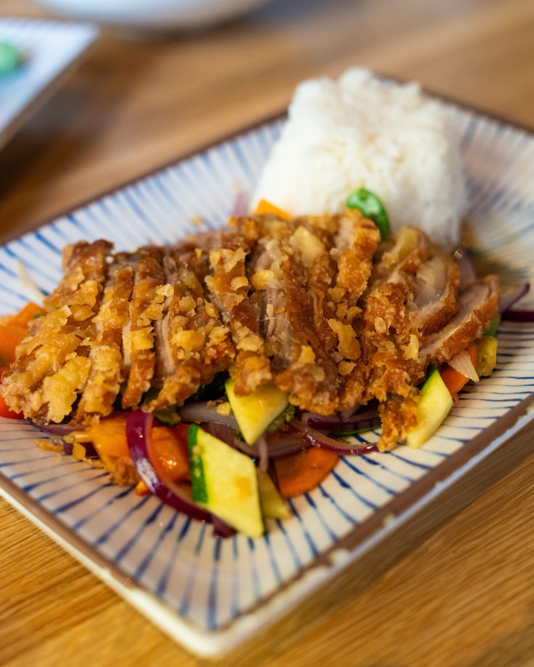 Außen goldbraun & knusprig, innen zart & saftig – unsere knusprige Ente ist echtes Comfort Food vom Feinsten. 🦆✨ Auf knackigem Gemüse, dazu duftender Reis – pure Asia-Vibes auf dem Teller.
#asianflavors #crispy #foodie #wien #noodleking