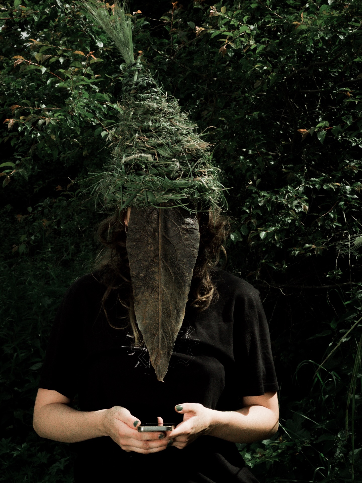 **Trollprojekt** 2024 während der Submicroresidence
Eine performative, spielerische Annäherung an das Phänomen der destruktiven Einflussnahme aus der Anonymität.
Ein Spiel mit Humor, Ernst und jener menschlichen Motzigkeit, die sich im Netz so gerne unsichtbar macht.
Masken aus Heu, Erde, Licht. Die Menschen scheinen in manchen Bereichen in den natürlichen Hintergrund überzugehen.
Das Smartphone als Bindeglied zwischen Natur und Netzwerk.
Der Troll lacht – und fragt zugleich:
Was bleibt vom Menschen, wenn das Digitale ihn maskiert? Hat Spaß gemacht 📷 @ben_heinrichson