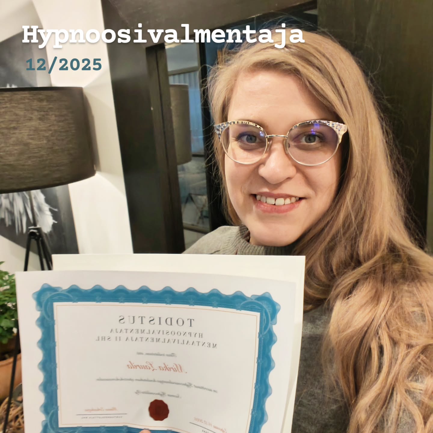 💎Juhlat 💎
Saavutin tänään 14.12.2025 viimeisimmän Hypnoterapia-mandaattini nimikkeellä Hypnoosivalmentaja!
Olen opiskellut ja saavuttanut nyt 8 vuoden ajan erilaisia Hypnoosiin ja hypnoterapiaan liittyviä tutkintoja, menetelmiä ja metodeja ja tämä on nyt se 🍒 ammattikuntakakkuni päällä.
Tää on ollut melkoinen identiteettimuotoilun matka entisestä kaupan alan työkulttuurimuotoilijasta ja prosessiosaajasta nykyiseen työidentiteettiin ammatillisena Kliinisenä Hypnoterapeuttina, hypnokonsulttina ja -valmentajana.
Miten siis näen itseni verrattuna muihin terveydenhuollon tai hyvinvointitieteiden ammattilaisiin Suomessa?
Vastaus on helppo ja yksinkertainen:
💎 Minulla on tasavertainen asema heidän kanssaan oman alani ammattilaisena. 💎
Ja seuraava tasohan on se, että tavoitteena on luoda Hypnoterapeutti ja/tai Hypnoosivalmentaja -nimikkeelle vakaa asema Suomessa.
Elintärkeää on ymmärryksen lisääntyminen siitä, kuinka ammattikuntamme edustaa täydentävien ja yhdistävien hoitomuotojen alan yhtä kokonaisuutta osana yhteiskuntaamme tukevia ja tarpeellisia hyvinvoinnin elinkaaripalveluja.
Teemme tätä yhteiskuntaa hyödyttävää työtämme täydellä sydämellä ja ihmisten elämänkaaren eri vaiheissa ja yksilöllisissä tilanteissa heitä auttaen ja tukien.
Mulla oli 2022 visio: Haluan elämäni aikana pystyä vaikuttamaan alani nousuun ihmisten tietoisuudessa. ▶️ Se alkoi tapahtua.
Kiitos upeasta koulutusryhmästämme ja siitä ihanasta voimasta ja energiasta, joka on kannatellut valtavan opiskelun täyteistä syksyäni ja loppuvuottani. 💕
Kiitos myös aivan ihanalle, ammattitaitoiselle ja monitasoiselle osaajalle @suomen_hypnoosiliitto hypnoosivalmentajien kouluttajallemme @minna.erkinharju - tämä matka ja kaikki muutkin organisaationne konsultointiin liittyvät asiat ovat olleet valtavasti eteenpäin puskevat energiaa mukanaan sisältänyt valtava kokonaisuus! 🥂🎉🔥
Tästä on aivan ihanaa ja voimaannuttavaa jatkaa eteenpäin uralla. 💎💎💎
#hypnoosivalmentaja #hypnoterapeutti
#konsultti #elinkaaripalvelut #yhteiskunta #täydentävätjayhdistäväthoitomuodot #tietoisuustieteidenammattilaiset #hyvinvoinninammattilaiset #omamofinland #mijamafinland #tasapainoonhypnoterapialla