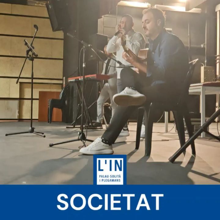 GENT GRAN. El grup Sevillania ha estat l'encarregat d'amenitzar la festa de Nadal del centre de dia Els Meus Avis, que l'any que ve farà 10 anys que dóna servei al poble. L'acte s'ha celebrat avui a la sala Polivalent. Des de les 11.00 i fins a quarts d'una del migdia, els avis i els familiars que els han acompanyat han gaudit d'un concert on no hi ha faltat la rumba, el pop i el flamenc. La vetllada ha començat amb una felicitació nadalenca a càrrec de Noelia Miguel, la responsable del centre i organitzadora de l'esdeveniment, que ha agraït la confiança de clients i amics durant tots aquests anys. Tampoc ha faltat qui s'ha animat a ballar, demostrant que la música i el ball no tenen edat.
@centredediaelsmeusavis #Palausolitaiplegamans #Psip #gentgranfeliç #gentgran