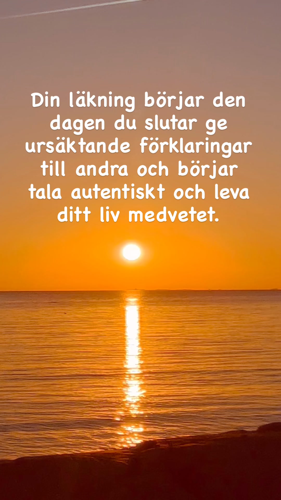 Jag levde länge i rädslan – rädd för att såra, för att göra fel, för att inte bli älskad. Tills jag insåg att jag lät min omgivning hålla mig tillbaka – inte av elakhet, utan som en subtil push att möta mig själv.
Ibland håller människor oss tillbaka utan att ens förstå det – ofta för sin egen trygghet, inte för vår. Att våga se detta och välja vårt eget liv är början på sann frihet. När vi släpper rädslan för andras reaktioner öppnas dörren till autenticitet, självledarskap och ett helande som bryter gamla beteenden och generationsmönster. 🌿
Din väg är din att vandra min vän🦋
.
.
.
#storytelling #story#heal