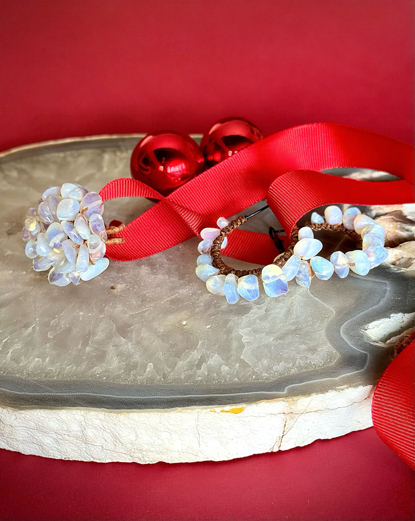 Anel e brincos em pedras da lua presas, uma a uma, no bordado macramê.
A beleza deste trabalho manual vai fazer o seu presente brilhar !
Corre pro site pra garantir essas peças e aproveite, ainda, o FRETE GRÁTIS para compra de quaisquer produtos pronta entrega.
#anelpedradalua
#brincospedradalua
#elegancianatural
#biojoiasexclusivas