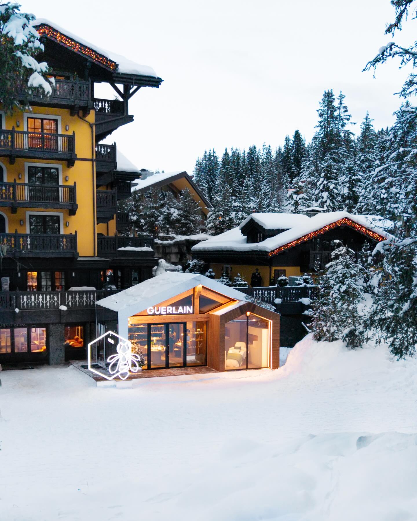 Guerlain inaugura a Ruche Hivernale no Cheval Blanc Courchevel, um espaço temporário dedicado a tratamentos expressos de bem-estar no inverno. Instalado ao pé das pistas, o projeto combina arquitetura envidraçada, materiais naturais e protocolos desenvolvidos para responder às exigências do frio e da altitude. A iniciativa amplia a experiência do Cheval Blanc Spa by Guerlain durante a temporada de neve.
Matéria completa no link da bio.
#Guerlain #ChevalBlancCourchevel #RucheHivernale #Courchevel #Wellbeing #Spa #LuxuryTravel #BeautyJournalism