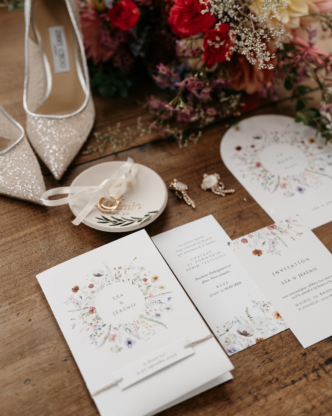 Le mariage pétillant de Léa et Jérémie, c’était en septembre dernier au château de Pommorio. Deux forces tranquilles qui ont fait tout pétiller autour d’eux,
La journée a commencé par une cérémonie civile pleine d’émotion, officiée par le papa de la mariée.
Ils ont filé ensuite en bord de mer en Caravelle avant d’arriver au château sous une haie d’honneur militaire.
L’ambiance était hyper cool, joyeuse et chaleureuse, la cérémonie laïque était canon et le reste de la journée, complètement enflammée 🔥
Merci à tous les deux pour cette belle énergie 🫶🏻
La team de folie
Lieu : @pommorio
Décoration florale : @heclafleuriste
Vidéaste : @pierrealain.mouton
Dj : @noamestrella
Je suis Stéphanie, photographe basée à Perros Guirec en Bretagne. Spécialisée dans les mariages et séances Lifestyle, je crée des images vivantes, poétiques et authentiques. Chaque séance devient une histoire à raconter, avec simplicité, naturel et sensibilité.
www.steffanyphotographe.com
#inspirationmariage #weddinginbrittany #weddingphotographerfrance #bridetobride #photographemariagebretagne #chateaudepommorio #bretagna