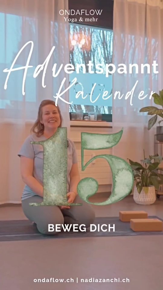 💫Türchen 15 | Beweg dich💫
Katze und Kuh sind zwei Bewegungen, die unserer Wirbelsäule guttun. Einmal kommst du in einen Katzenbuckel und das andere Mal in eine Annäherung von einem hohlen Kreuz. Wichtig ist, dass du die Bewegung kontrolliert ausführst und möglichst jeden Wirbel einzeln zu spüren versuchst.
🐱🐮Von Cat/Cow gibt es unzählige Varianten und darum lässt sich diese Übung auch wunderbar in den Alltag einbauen. Beim Autofahren, am Schreibtisch, während dem Kochen oder an der Bushaltestelle: Einfach ausprobieren. Deine Wirbelsäule wird es dir danken.
👉Fun Fact: Warum die eine Übung Katze heisst, ist vermutlich klar - die Pose erinnert an einen Katzenbuckel. Bei der Kuh muss man schon etwas mehr Fantasie haben oder einfach an indische Kuh mit ihrem stark durchhängenden Rücken denken.
Ich freue mich sehr, wenn du es ausprobierst und hier von deinen Erfahrungen berichtest.
Gerne liken, teilen, reposten, kommentieren und an Lieblingsmenschen weitererzählen🩵
#catcow
#yogaeveryday
#yoga
#mindfulness
#yogatherapie