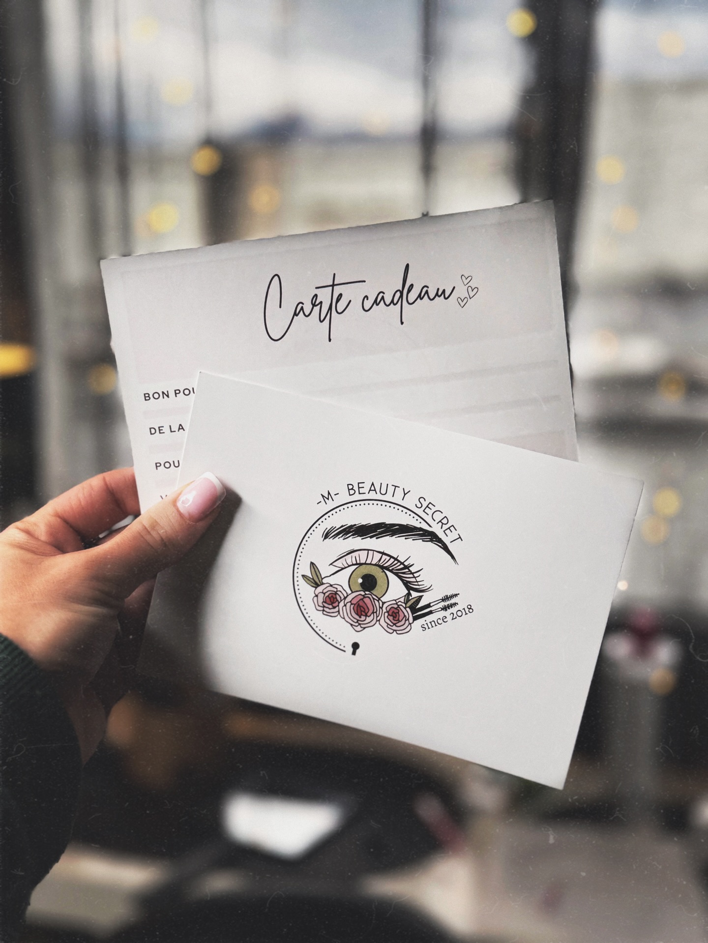 ✨ CARTES CADEAUX MBS ✨
Offrir une carte cadeau M Beauty Secret, c’est offrir un moment à soi,une attention juste, un instant pensé dans le détail 🪩
Valables sur l’ensemble des prestations de l’institut,
elles s’adaptent à chaque envie, chaque personnalité,
sans se tromper ✨
Disponibles à l’institut, ou par mail, sur simple demande
Parce qu’un beau cadeau, c’est avant tout une expérience 🤍