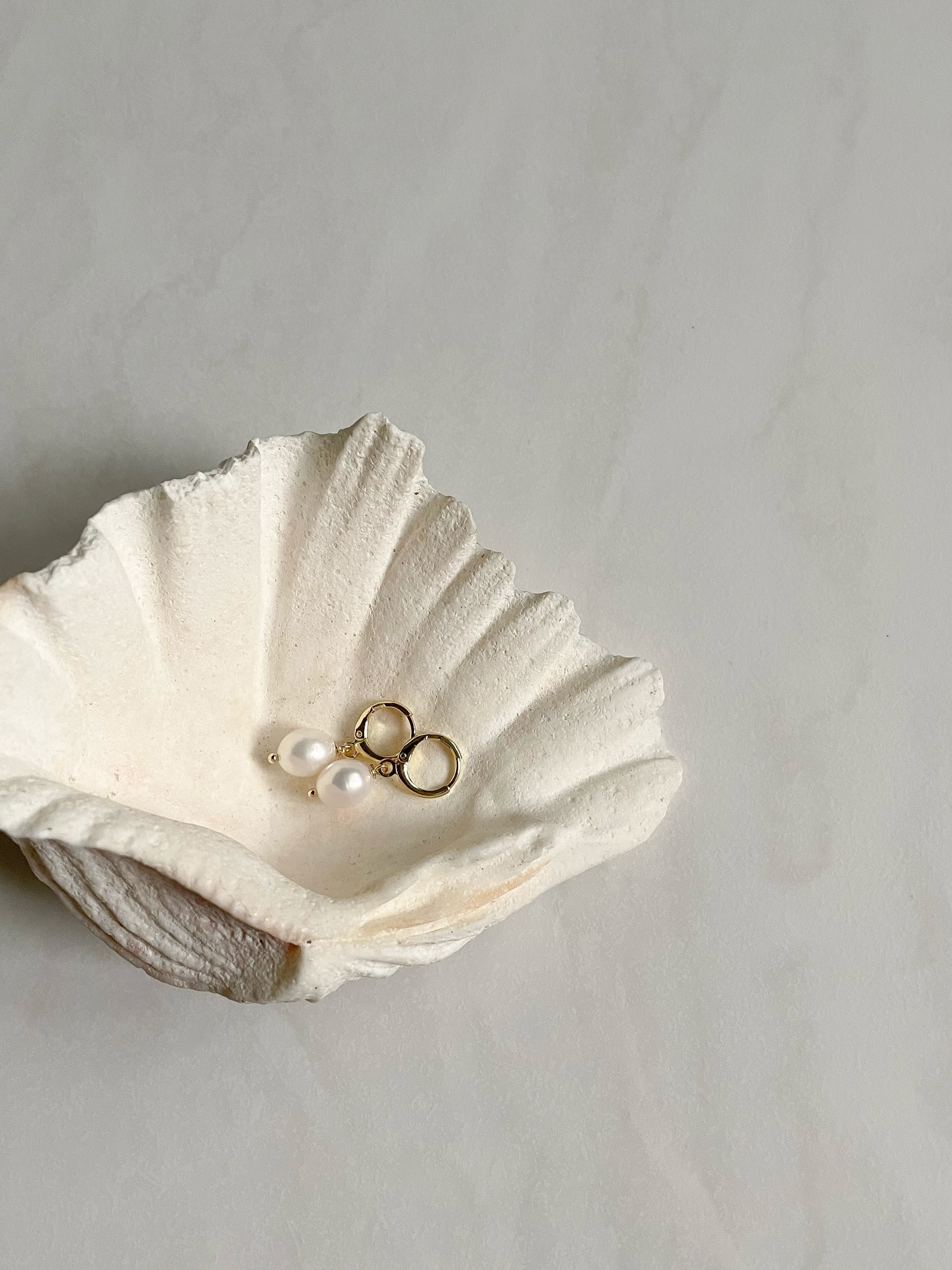 LIGHTKEEPER. 🕯️🦪 earrings or necklace!
𝗡𝗮𝗺𝗲 𝗺𝗲𝗮𝗻𝗶𝗻𝗴: The bold pearls represent inner wisdom and holding inner light; protection; self-trust; a safe anchor during change.
•
𝗕𝗲𝗰𝗼𝗺𝗶𝗻𝗴 𝗟𝗶𝗴𝗵𝘁 𝘊𝘰𝘭𝘭𝘦𝘤𝘵𝘪𝘰𝘯 was born in the quiet moments after everything fell apart. In the aftermath of heartbreak, grief, and letting go, I found myself standing inside a version of my life I barely recognized. In the quiet that followed, I met myself again — slowly, gently, honestly. This collection is the story of that growth. Of learning to breathe again. Of choosing softness without surrendering strength, and choosing myself without apology. Of letting the light back in one small moment at a time. Each piece is designed to carry the energy of lightness, not as something fragile, but as something powerful — the kind of light you grow into after walking through the dark. Pearls represent emotional healing and truth. They carry the memory of every tear that became wisdom. Crystals hold clarity and new beginnings. Gold and silver together symbolize balance: the merging of who you were with who you are becoming. May these pieces remind you that you are allowed to outgrow your past, to rise from what hurt you, and to shine in ways you never have before. You are stepping into the new year as the highest, most loving version of yourself, choosing peace over chaos, softness over fear, and self-belief over doubt. You are not just healing. 𝗬𝗼𝘂 𝗮𝗿𝗲 𝗕𝗲𝗰𝗼𝗺𝗶𝗻𝗴 𝗟𝗶𝗴𝗵𝘁.