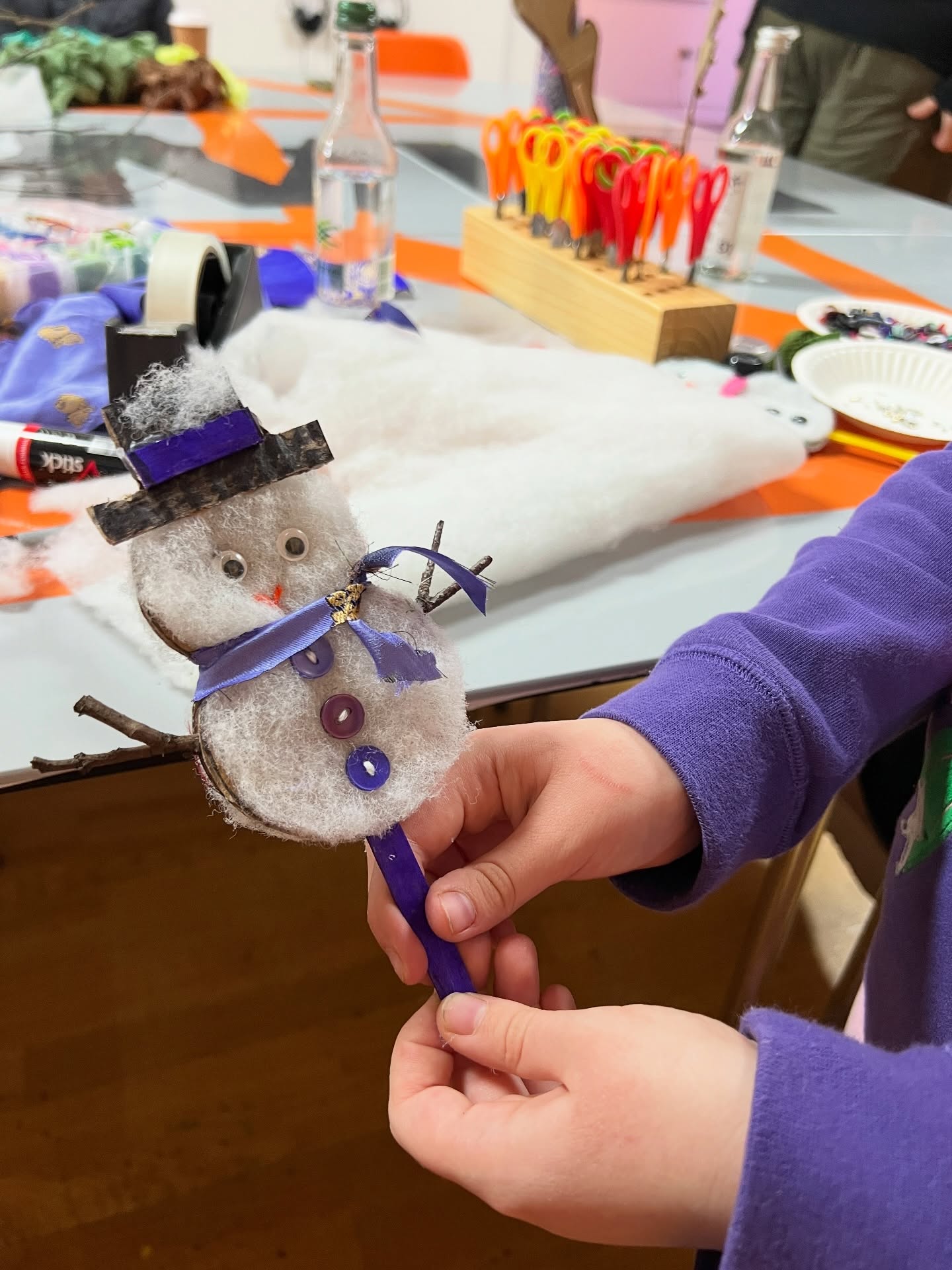 From festive crowns 👑 and antler headbands 🫎 to stick-puppet snowmen ⛄️ and Christmas trees 🎄 our Christmas workshop at @wolvesartandculture Art Gallery was full of imagination, colour and tiny hands busy turning reclaimed materials into something magical ✨
These sessions are all about slowing down, getting creative, and showing children (and grown-ups!) that making something special doesn’t need to start with something brand new. 🤩
Thank you to all the families who joined us and made the space feel so warm and festive 💛
If you’d like to be part of future upcycling workshops, keep an eye on our page 💖
#Reinvntd #SustainableCrafts #UpcyclingForKids #CreativeReuse #FestiveMakes #CommunityWorkshops #SlowCraft #EcoChristmas