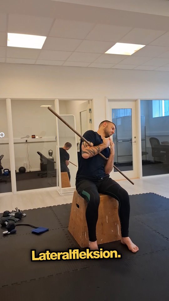 Føler du, at du mangler rotation eller sidefleksion i din ryg? 🤔
De her 2 funktioner er nogle af de vigtigste, når vi taler om en funktionel og stærk ryg 💪🦴
Jeg anbefaler helt klart, at du prøver øvelsen af!
Giv dig god tid med gentagelserne, og brug din vejrtrækning som guide 🌬️
Hvorfor det?
Når du udfører bevægelsen kontrolleret og bruger din vejrtrækning:
• styrker du din opfattelse af kroppens position i rummet 🧠
• arbejder du med din ledsans
• og den rolige vejrtrækning signalerer tryghed til din hjerne 🙌
Det er vigtigt ikke kun at mobilisere eller strække –
men i stedet aktivt træne det, du har brug for 🔑
Sådan udfører vi øvelsen:
➡️ Find et stabilt sted at sidde med neutral holdning
➡️ Tungen op i ganen (synk for at den sætter sig) 👅
➡️ Pinden foran kroppen for at placere armene og holde en linje
➡️ Rotér til siden og lav en sidefleksion i ryggen
➡️ Drej hovedet i samme retning
➡️ I positionen tager du ca. 5 vejrtrækninger – skift derefter side
Tip:
Øvelsen kan også bruges, hvis du føler, at den ene side af kroppen er mere “lukket” end den anden.
Lav flere gentagelser i den side og fokusér på indånding dér 🌬️➡️
Det er super vigtigt at træne klogt –
så får du meget mere ud af det, og din krop og performance vil afspejle det 🔥
Vil du se flere øvelser, der kan give dig en mere funktionel og bevægelig krop?
Så smid et like ❤️💬
#biomekanik #funktioneltræning #holisticcoaching #performance #rotation #smertefri #balance #bevægelse #highperformance #viralreels #nervesystem #århus #københavn