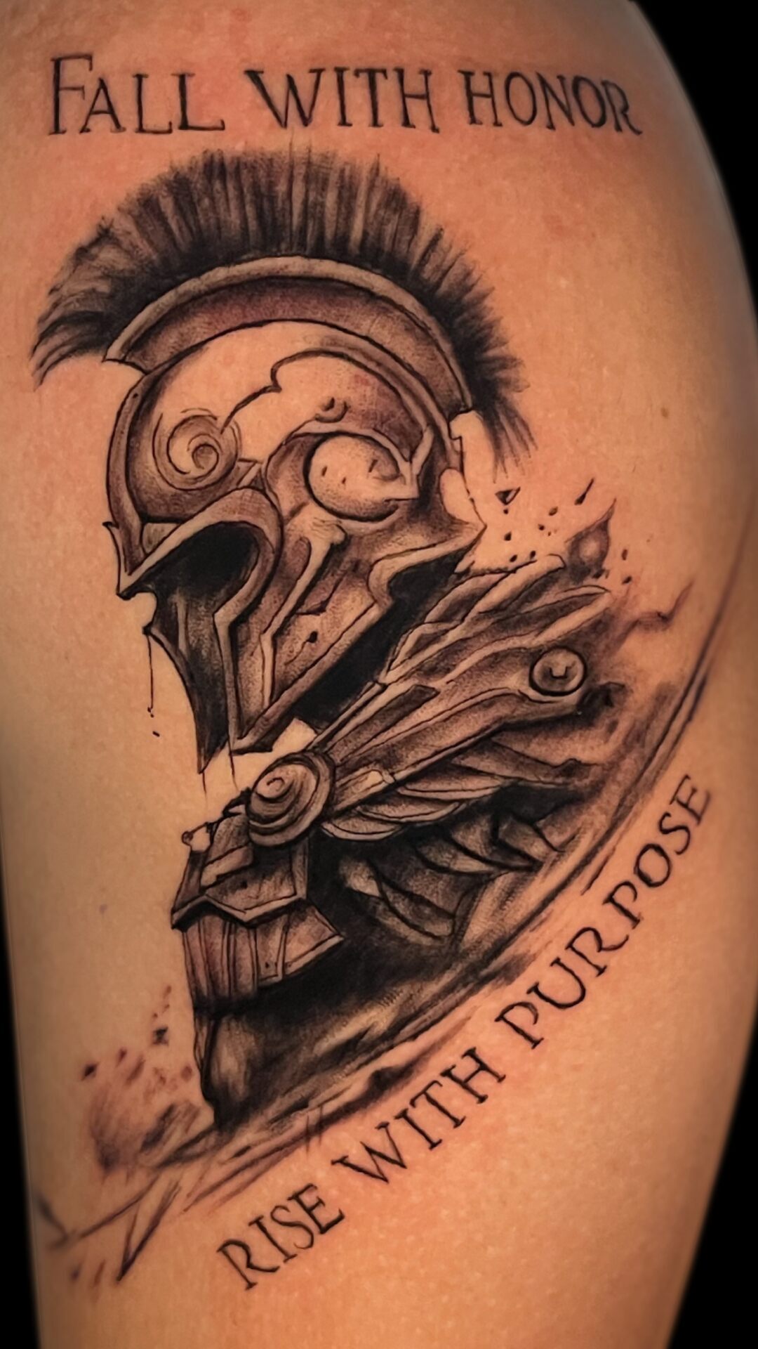 🙌Cae con honor, levántate con propósito.💪
Un recordatorio grabado en la piel de que cada caída forja carácter, y cada regreso tiene un sentido.
Un tatuaje que honra la fuerza interior. Esta gran pieza fue a cargo de @floydpizzi 🔥
¿Estás listo para transformar tu tatuaje en algo increíble?
Mándanos DM o visita el estudio y cuéntanos tu idea.
#Tattoo #empiereneedles #tattoowarrior #blackandgreyink #blackandgreytattoo #TatuajesdeReyes #reyestattoosupply #tatuajeguerrero #tatuajeblancoynegro