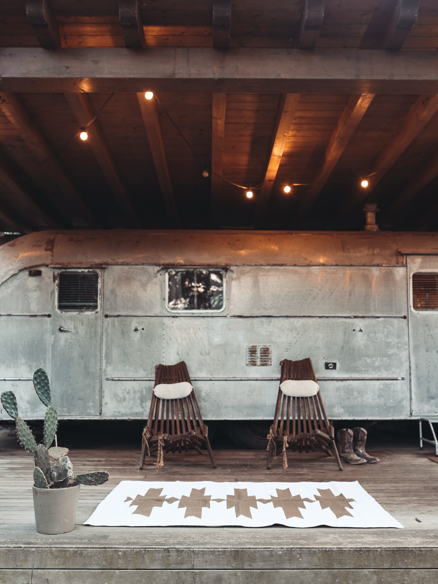 Ça c’est clairement notre mood préféré 🌵
Prenez une caravane airstream, le désert et un essentiel The Wild Whispers, mélangez le tout et laissez la magie opérer.
Nous avons remis en stock plusieurs modèles de nos premiers tapis, face à vos nombreuses demandes de retour, c’est chose faite 🥰
À vous de créer vos ambiances de bout du monde maintenant !
#airstream #caravanlifestyle #tapis