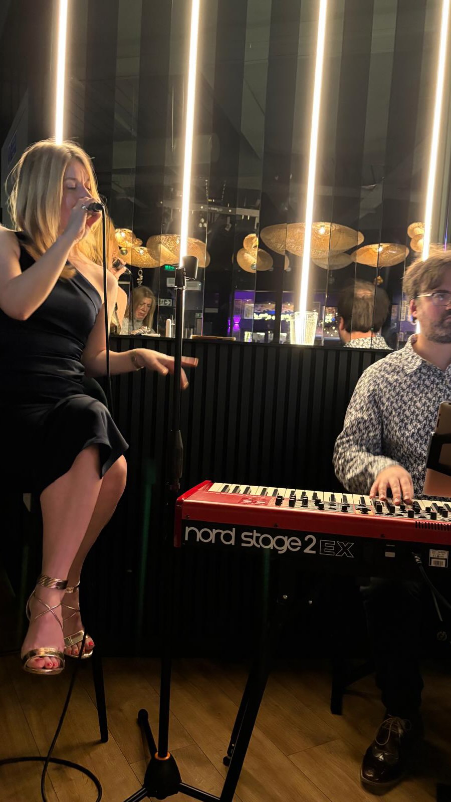 MAGIC MOMENTS 🎤🎹✨
A little bit of magic from Fridays gig at @hanoi_mk
and a massive thank you for having us!
This is one of my favourite songs from 2024 with simply the best lyrics! @laufey ❤️
Sarah x
.
.
.
.
.
.
#sarahjonesjazz #jazzsinger #jazzvocalist #jazzduo #laufey