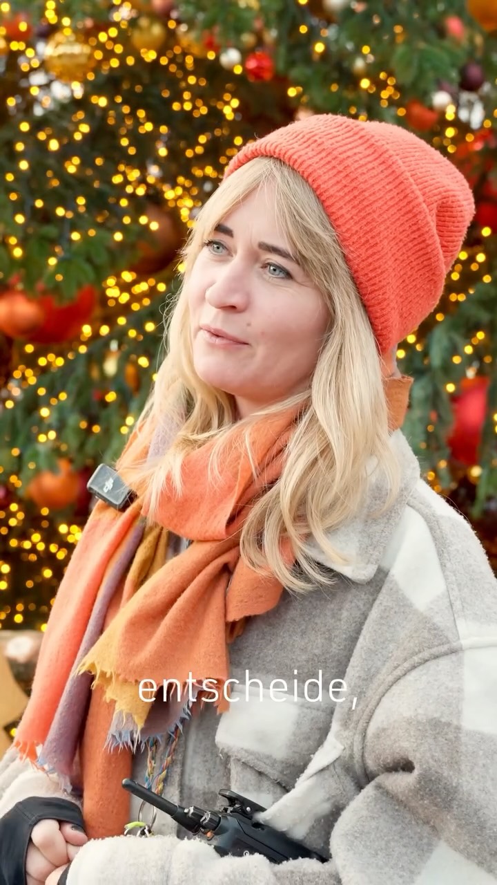 Hinter all den Lichtern, Hütten und liebevollen Details stehen Menschen, die unser Wienachtsdorf mit Herz und Händen formen. Zwei davon prägen den Platz seit Jahren ganz besonders: Sonja und Nina.
Sonja ist unsere Projektleiterin für unsere Aussteller:innen – mit einem feinen Gespür für Handwerk, Design und all die kleinen Besonderheiten, die unser Dorf jedes Jahr so stimmig machen. Nina @nina.spitzer ist unsere Platzmeisterin und Aufbauchefin. Sie kennt jede Schraube, jede Tanne, jedes Kabel – und sorgt dafür, dass aus einem leeren Platz ein warmes, lebendiges Dorf wird, in dem man sich sofort zuhause fühlt.
Danke Sonja und Nina – für eure Sorgfalt, eure Vision und euer riesiges Herz. Ohne euch wäre das Wienachtsdorf nicht das Dorf, das wir alle so lieben!