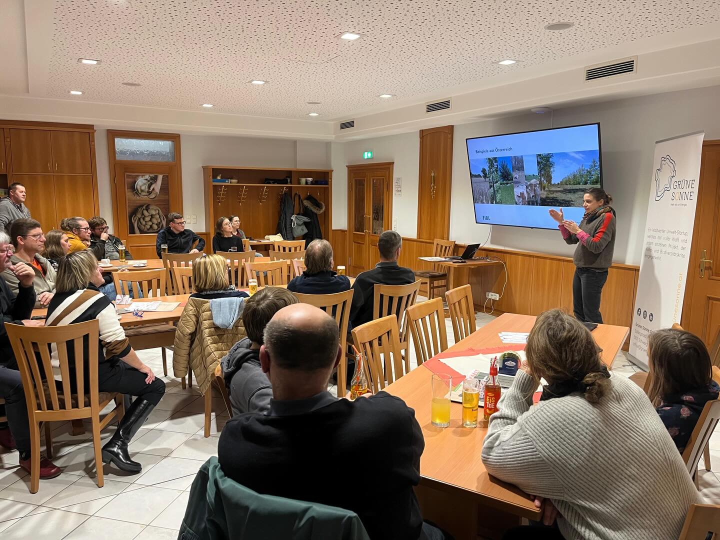 Vor Kurzem hatten wir unsere sechste Impuls-Veranstaltung von Grüne Sonne ☀️ zum Thema #Agroforst.
Danke an alle Teilnehmer:innen die mit dabei waren für den wertvollen Austausch! Wir hoffen in Zukunft noch mehr von dieser Art des Wirtschaftens in der Landwirtschaft im #Waldviertel zu sehen.
Ein großer Dank gilt auch unseren Expert:innen: Irene Lüdemann und Gerald Lindner vom biolindnerhof Friedersbach sowie Theresia Markut vom Forschungsinstitut für biologischen Landbau FiBL Österreich.
#landwirtschaft #umweltschutz #nachhaltigwirtschaften #biodiversität