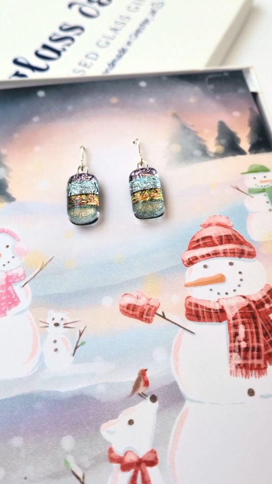 Find us at the entrance to the Chester Christmas Markets where you can discover lots of handmade and personalised gifts for the last minute Christmas shopping!🎄🎁 Plus we do workshops!
£25 per card paired with handmade fused glass earrings 😍
We have many more designs in store! ✨
#fusedglass #thingstodoinchester #personalisedgifts #chestershop #chesterchristmasmarkets #giftsfordaughter #giftsfornewparents #giftsformum #giftsforgrandma #christmasgiftideas #christmascards #fusedglassjewellery #letterboxfriendly #personalisedchristmasgifts