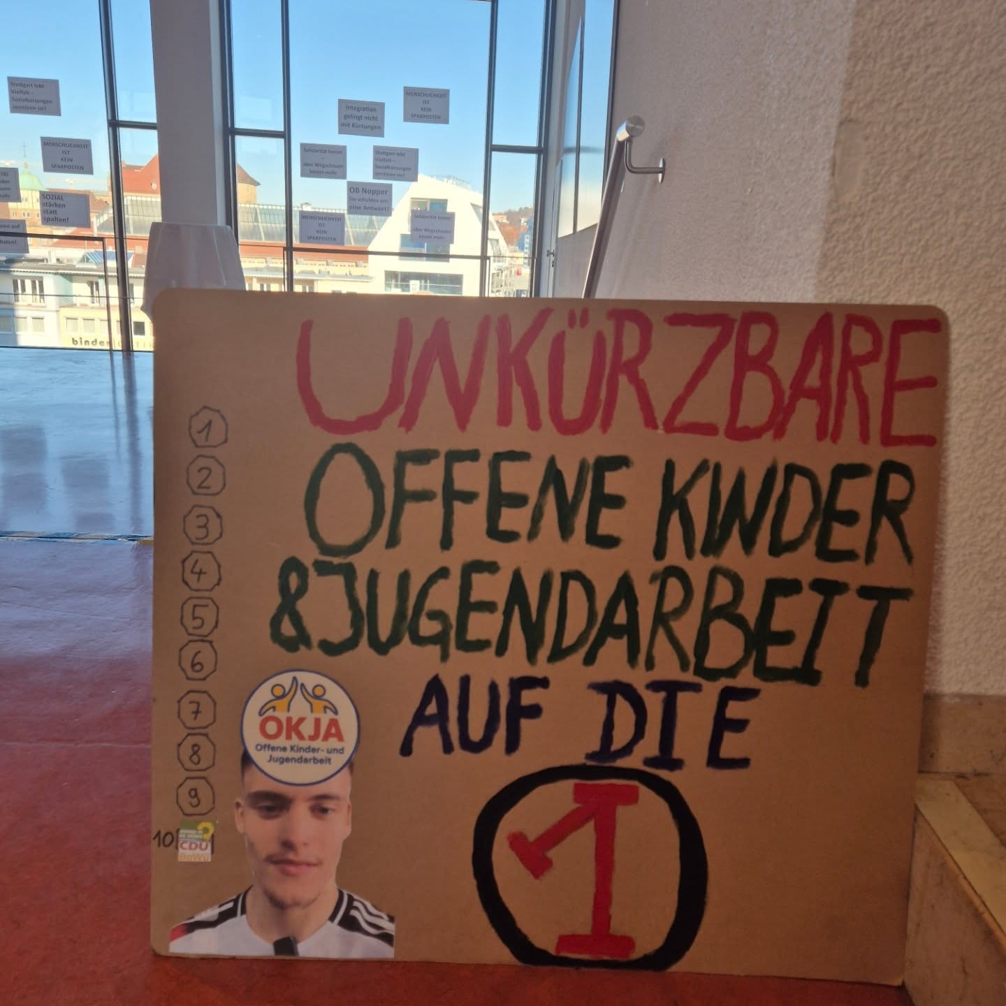 Wir sind im Stuttgarter Rathaus.
Wir sind laut.
Und wir sind wütend.
Wie kann es sein, dass ausgerechnet im sozialen Bereich gekürzt werden soll?
Dort, wo Menschen Halt, Unterstützung und Perspektiven finden.
Dort, wo Kinder, Jugendliche und Familien gestärkt werden.
Soziale Arbeit ist kein Luxus – sie ist unverzichtbar.
Wer hier spart, spart an Zusammenhalt, an Chancen und an unserer gemeinsamen Zukunft.
Wir sagen: Nicht mit uns.✊
#unkürzbar #sozialearbeitwirkt #abenteuerspielplatz #stuttgart #vaihingen