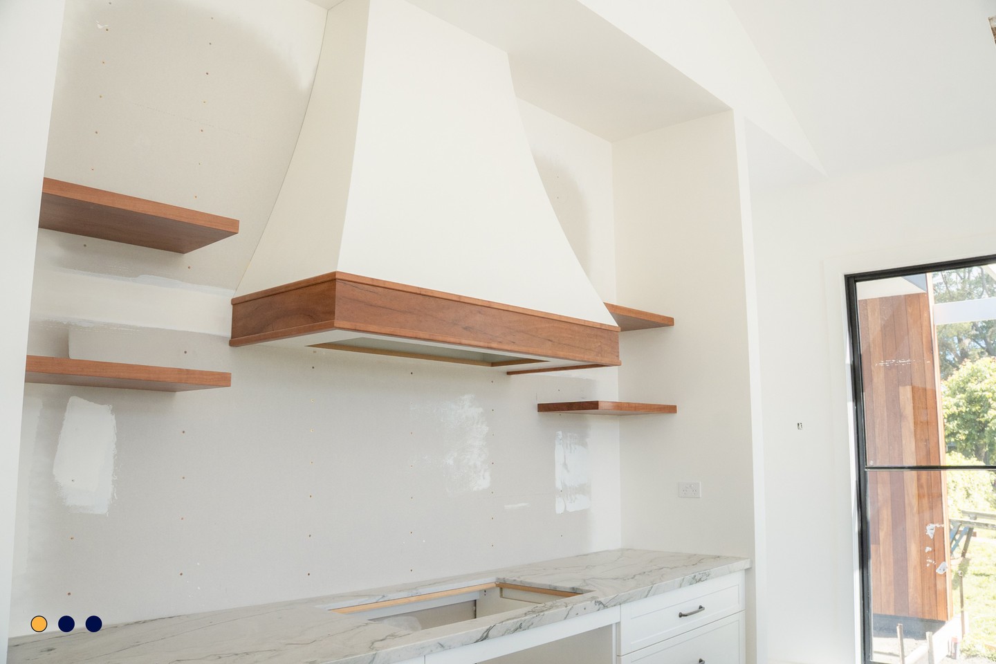 The kitchen at Newham taking shape - a distinctive design with refined detailing and warm timber highlights. Expertly brought to life by the team at @keystone.kitchens.
.
.
.
.
.
#buildtrend #buildtrendhomes #custombuilder #macedonrangesbuilder #regionalbuilder #architecturalbuilder #customhome #newhomebuild #kitchenjoinery #keystonekitchens #interiordetailing #qualitycraftsmanship #regionalarchitecture