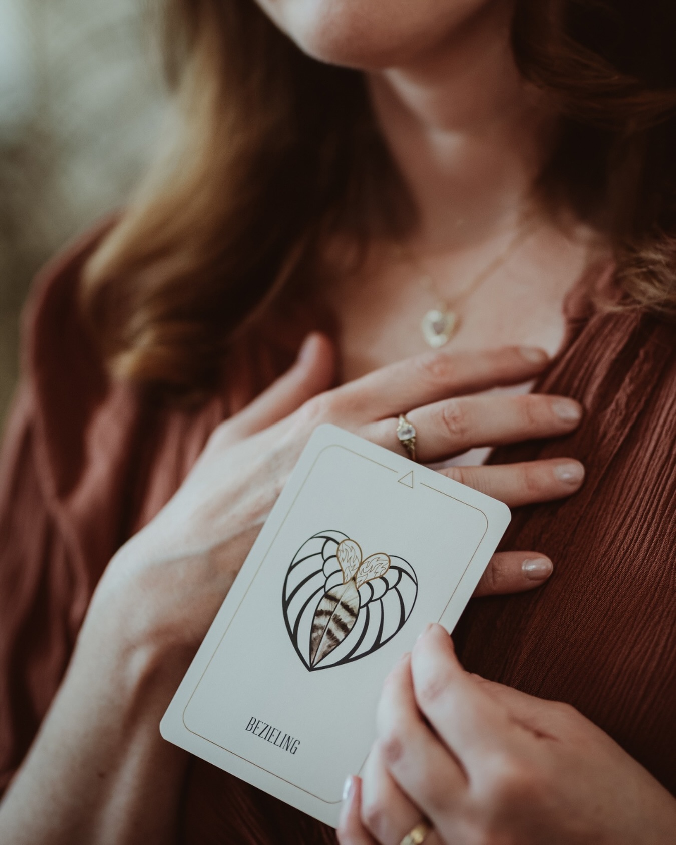 Eens in de zoveel tijd sta ik stil bij mijn kernwaarden. Vaak aan het begin of einde van een (nieuwe) grotere cyclus, of wanneer ik een specifiek project vorm begin te geven.
Mijn huidige top 3 (in willekeurige volgorde) bestaat uit: authenticiteit, creativiteit en bewustzijn. Samengevat in één overkoepelend woord: Bezieling 💖
Bezieling is voor mij de kwaliteit die maakt dat iets lééft. Dat er een innerlijke vonk doorheen stroomt, een waarheid die onder de vorm voelbaar is. Het is de drijvende kracht achter alles wat ik maak: een sessie, een deck, een tekst, een meditatie.
💫 Authenticiteit helpt me trouw te blijven aan wat waar is.
💫 Creativiteit helpt me dat tot uitdrukking te brengen.
💫 Bewustzijn helpt me te voelen waar de stroom naartoe wil.
In Bezieling vind ik een ankerpunt. Een vraag en een gevoel om steeds naar terug te keren wanneer ik mezelf weer eens verlies in drukte, verwachtingen en de waan van de dag.
In welke kernwaarde vind jij in dit moment jouw ankerpunt? Ik ben heel benieuwd 😊
En ben je nieuwsgierig hoe Bezieling intuïtief woorden heeft gekregen in het Drijfveren deck?
Laat een 💖 achter in de comments, dan stuur ik de tekst naar je inbox. Inclusief de bijbehorende reflectievragen om dit thema voor jezelf verder uit te diepen 💌
#persoonlijkeontwikkeling #drijfveren #bezieling