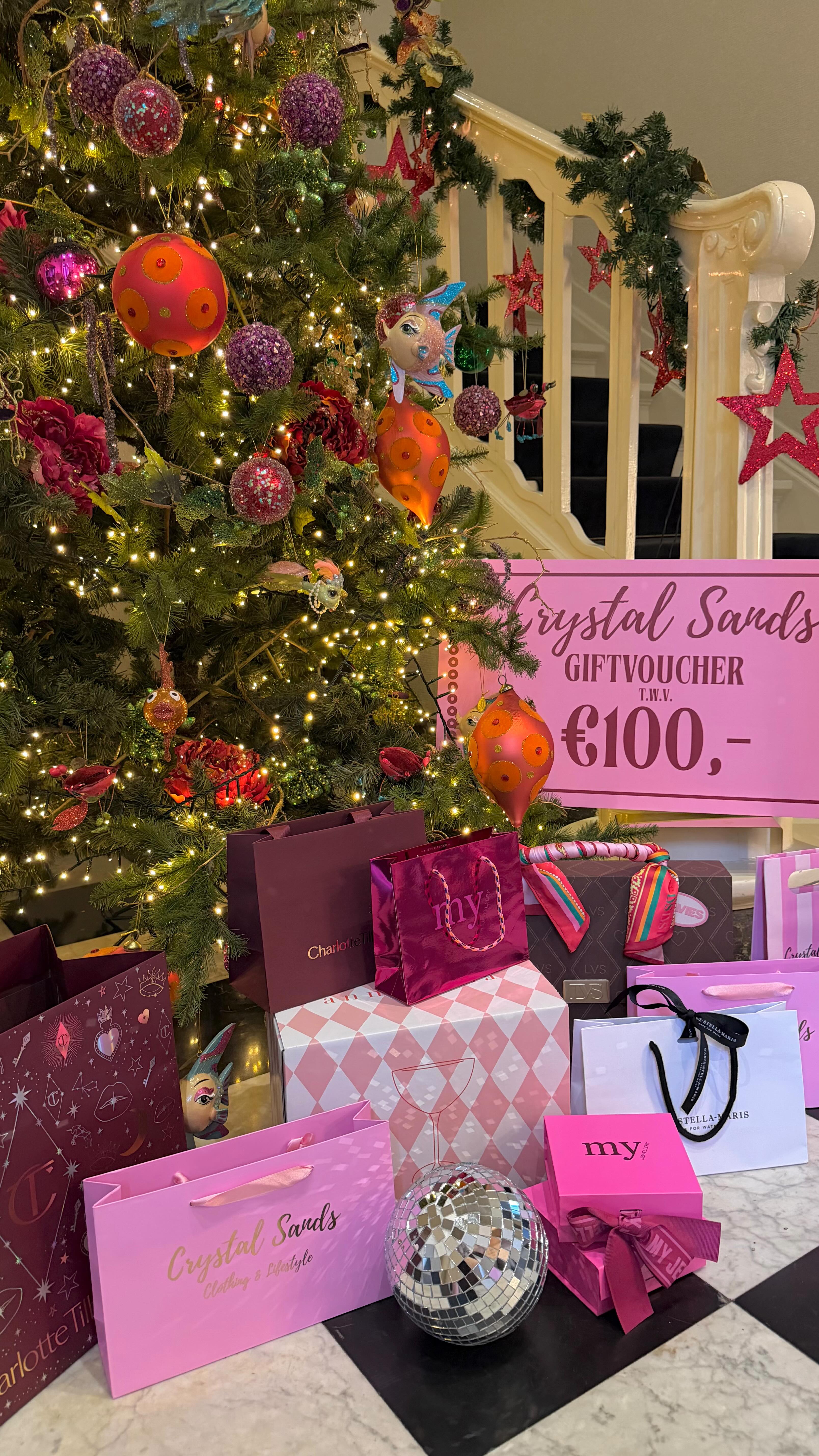 WINACTIE GESLOTEN
@gwenblom heeft gewonnen! 🌲💕👍 en inmiddels haar mooie prijs opgehaald.
OUR MEGA XMAS GIVE AWAY is back! 🎄🎁💝
Ook dit jaar geven we zoveel leuke must-haves weg en dat allemaal voor JOU! Check het lijstje want onze give away is meer dan € 400,00 waard!
Wat kun je winnen? 🥰
🎀Crystal Sands Gift Voucher t.w.v. €100
🎀Charlotte Tilbury Viral Beauty Icons + Velvet Make-up Bag
🎀Anna + Nina I Love You Champagne Glass Set
🎀My Jewellery Party Oorbellen
🎀My Jewellery Toilettas
🎀My Jewellery Sjaal
🎀My Jewellery Shopper
🎀Loavies Advent Calendar
🎀Marie-Stella-Maris Luxury Hand Care Duo
Everything a girl dreams of! 🤭
Hoe doe je mee?
✨ Like deze post
✨ Volg @boutiquecrystalsands (we check)
✨ Tag je 3 besties
✨ Deel deze post in je stories en tag ons (we check)
Wij maken de winnaar bekend op woensdag 24 december om 17u, so keep your eyes on our socials! 👀
Good luck ladies! 🫶
#giveaway #megagiveaway #christmasgiveaway #almostchristmas #crystalsands