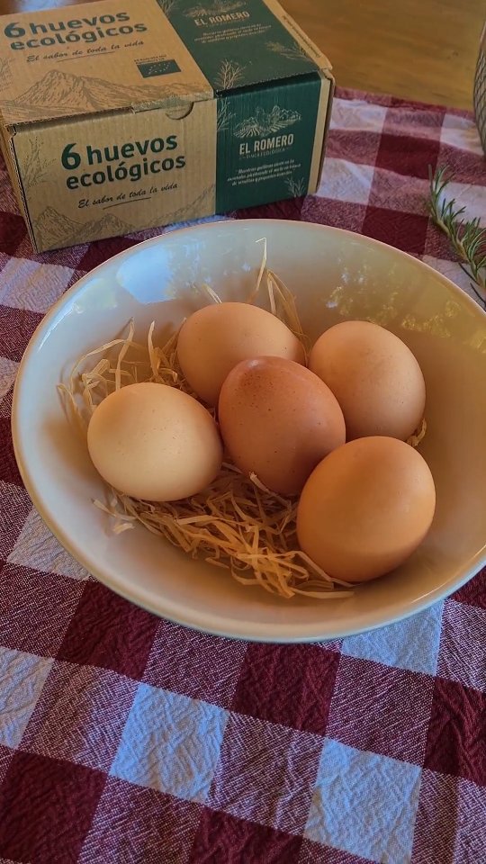 Pequeños placeres. 🥚🤤
Nuestros huevos ecológicos recién cogidos de nuestras gallinas y hecho a la plancha. Y mojar su deliciosa yema con un buen pan de pueblo. ¿Qué más se puede pedir? 🤩
#huevosecológicos #huevoscastellanegra #gallinamurciana #huevosecologicosmurcia