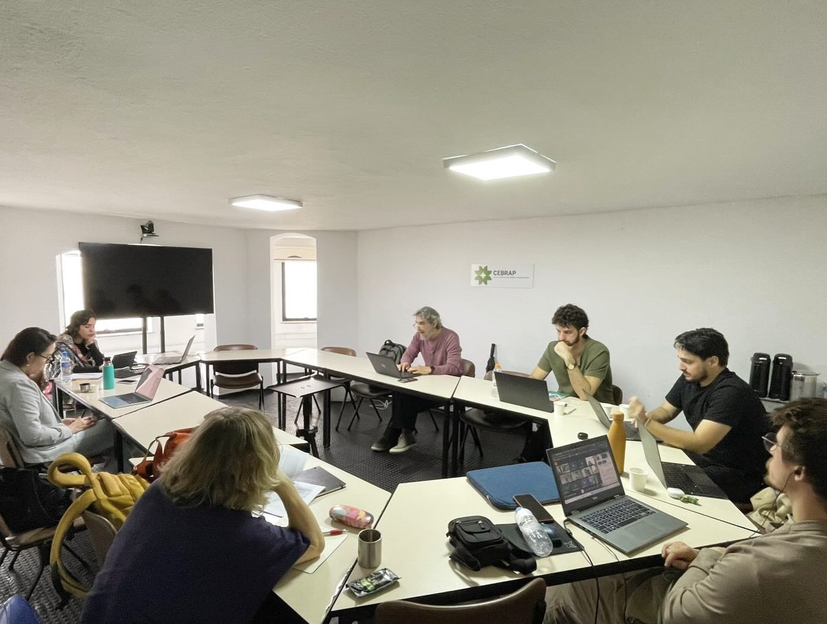 No último #TBT do ano, relembramos as reuniões de formação do NDAC em 2025.
Entre fevereiro e dezembro, realizamos nove encontros dedicados à discussão de diferentes estudos sobre os temas que atravessam o núcleo. Essas reuniões, que são uma marca registrada do NDAC desde a sua fundação, desempenham um papel fundamental na formação de pesquisadoras e pesquisadores, especialmente daqueles que estão iniciando suas trajetórias.
Além de produções externas, também debatemos artigos e livros de integrantes do grupo, fortalecendo o diálogo coletivo e a construção conjunta do conhecimento. ✨📚