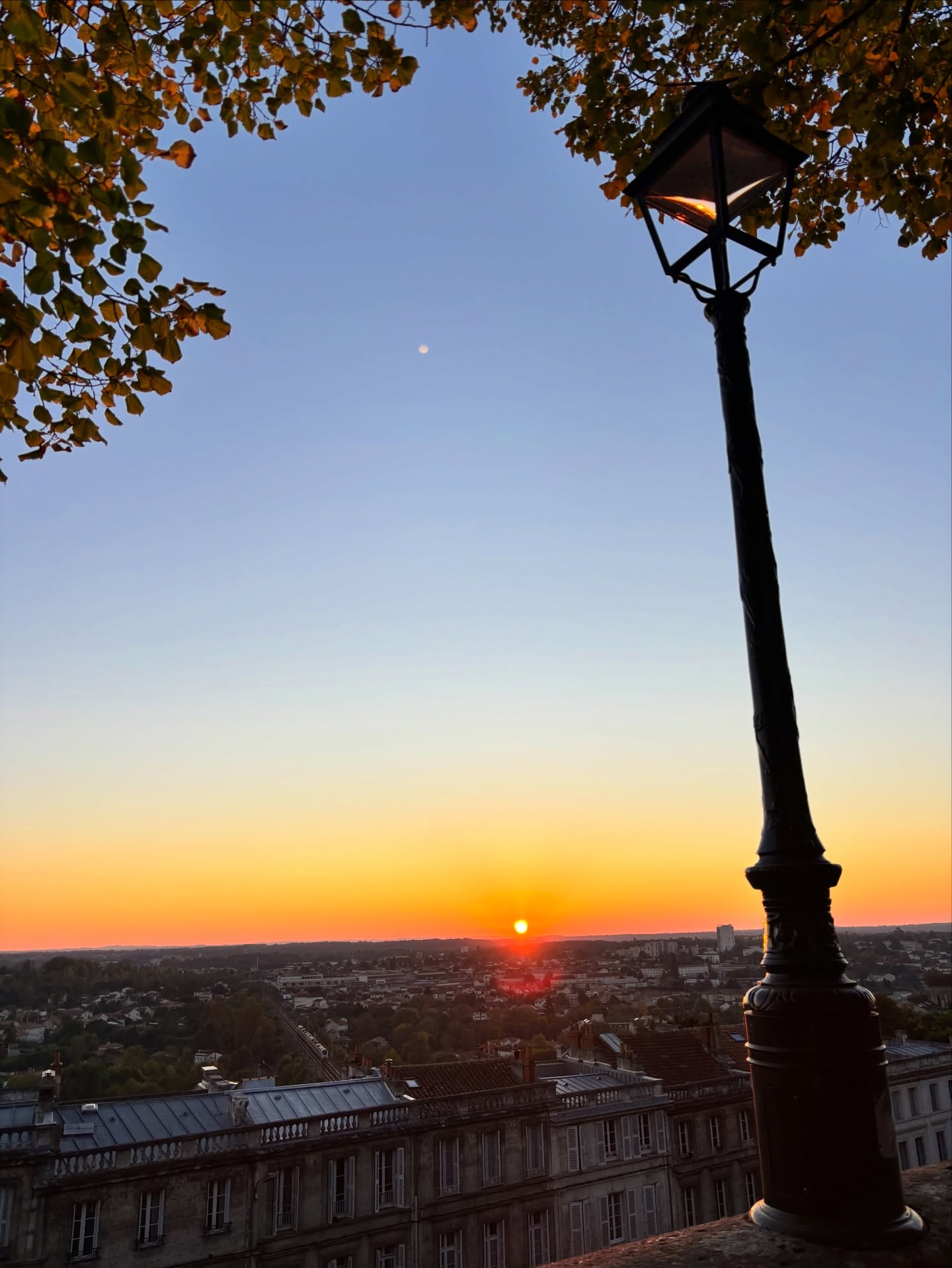 On ne le dit pas assez, mais ne pas savoir dire non est souvent un vrai frein invisible.
En séance, j’accompagne régulièrement des personnes qui :
acceptent trop
s’adaptent en permanence
disent oui par peur de décevoir ou de créer du conflit
Résultat ?
Fatigue mentale
Frustration
Impression de subir son quotidien
Le problème n’est pas le manque de temps.
Le problème, c’est ce qui empêche de poser des limites.
Très souvent, derrière cette difficulté à dire non, il y a :
la peur du rejet
la peur du jugement
la croyance qu’il faut être “disponible” pour être apprécié
En séance, le travail consiste à :
mettre en lumière ce mécanisme
comprendre ce qui se joue réellement
redéfinir un cadre plus juste, plus aligné avec ses besoins
La prise de conscience est souvent forte :
Dire non aux autres, ce n’est pas se fermer.
C’est se respecter.
Et quand les limites sont claires :
les décisions deviennent plus simples
la charge mentale diminue
l’énergie revient
💬 Et toi, dans quelles situations as-tu du mal à dire non ?
PS : cette vue, ce sunset… j’adore 🌅🍂✨
Moi c’est Apolline, préparatrice mentale, et je sais exactement où t’emmener pour déclencher une prise de conscience qui t’apportera des résultats différents 😁
#prepa #mental #preparationmentale