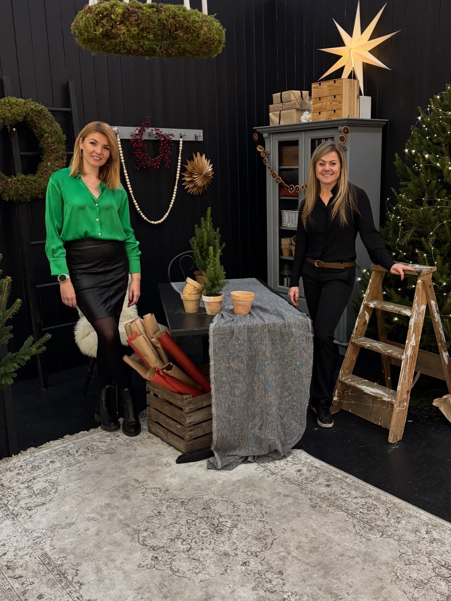 Aitäh, et hindad kohalikku disaini oma eheduses ja eripäras!
Krunnipeas usume siiralt, et kingituse väärtus peitub mõtestatuses – selles väikeses sädemes, mis tekib siis, kui valid midagi, mille on loonud päris inimene oma oskuste, südame ja loomingulisusega.
Kui eelistad väikeettevõtjate ja disainerite töid, toetad sellega mitte ainult loojat, vaid ka meie kõigi ühist disainikultuuri. Iga ost teeb kellegi päeva helgemaks ja annab hoogu uuele inspiratsioonile.
Oled alati teretulnud meie avarasse disainipoodi uudistama, avastama ja inspiratsiooni püüdma.
Aitäh, et valid kingituse Krunnipeast!
Soojad soovid, erilisi pühi ja kaunist aega lähedastega!
- Tiiu ja Greenika