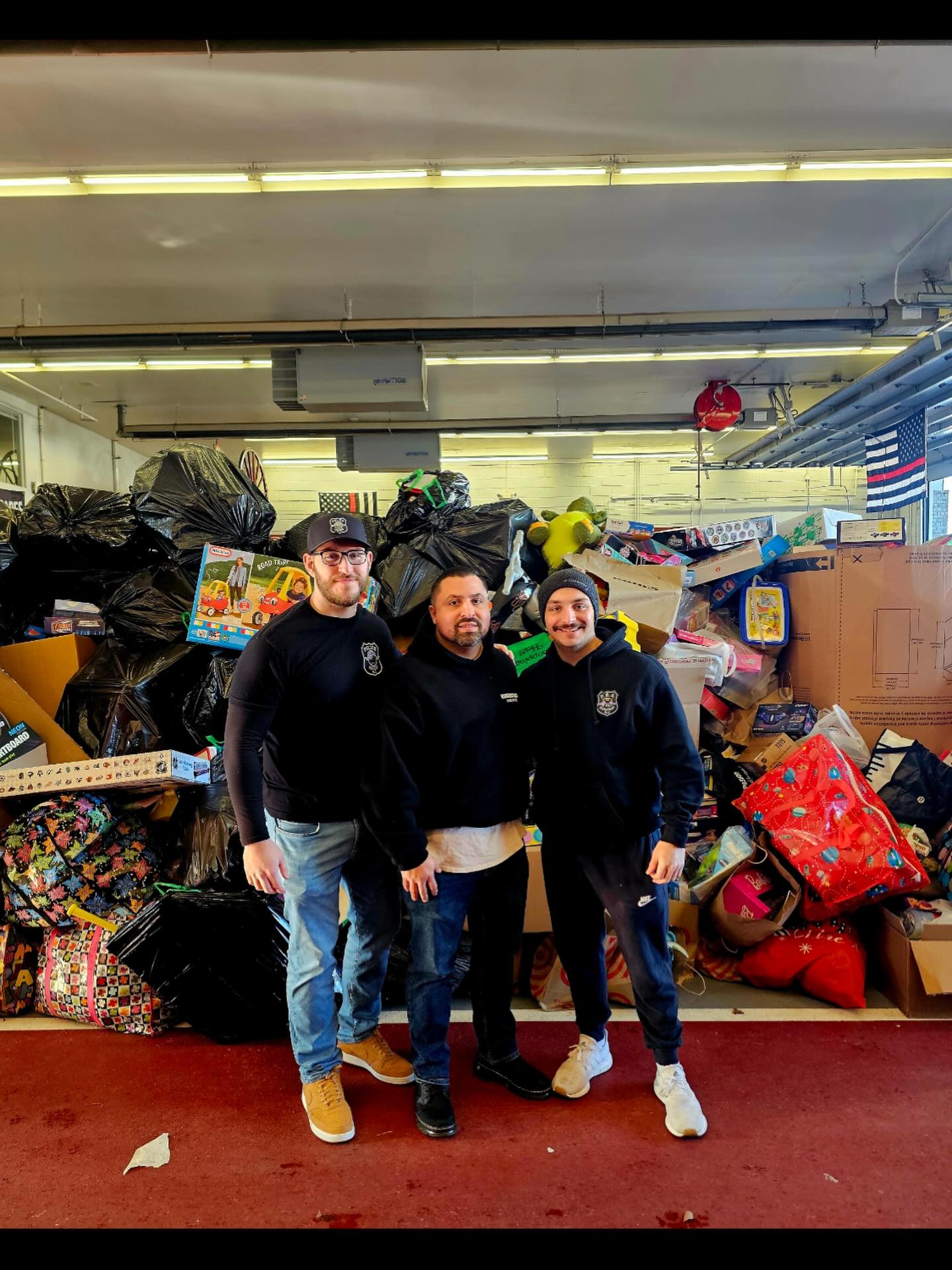 DPD had the privilege of dropping off donated toys in time for Christmas. Thank you to our community for the generous support that made the SRT Toy Drive a success. Your donations helped bring joy to children this holiday season. 🎄🎁