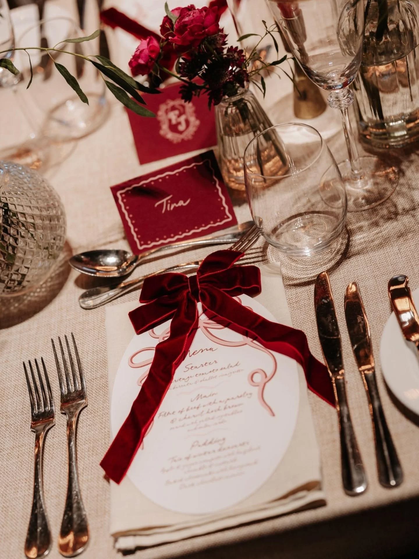 Frances + Jake | Festive magic, wrapped in berry + blush 🍒🩷
F+J's dreamy team —
Photo: @patpartridgephotography
Venue: @syrencot
Flowers: @fleur_provocateur
Stationery: @mapleandrae
Video: @benradleyweddingfilms
Dress: @suzanneneville
Veil: @madeleinedaisyveils
MUA: @katypheiffermakeupartist
Hair: @andrealuellahair
Band: @feloniousfunkbristol
#weddingstationery
#winterwedding