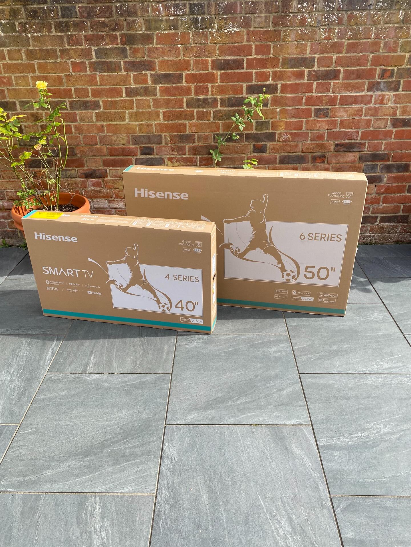 The AVguys were requested to assist a client in Hertford who had recently moved into a new property.
Having completed a site visit and discussed the required needs, the end result was 2 x new TVs supplied and wall mounted along with the addition of an @wiimhome amplifier to run the kitchen ceiling speakers fitted by the previous home owners, all helping towards transforming the new owners house into a home. 🏡📺🔊