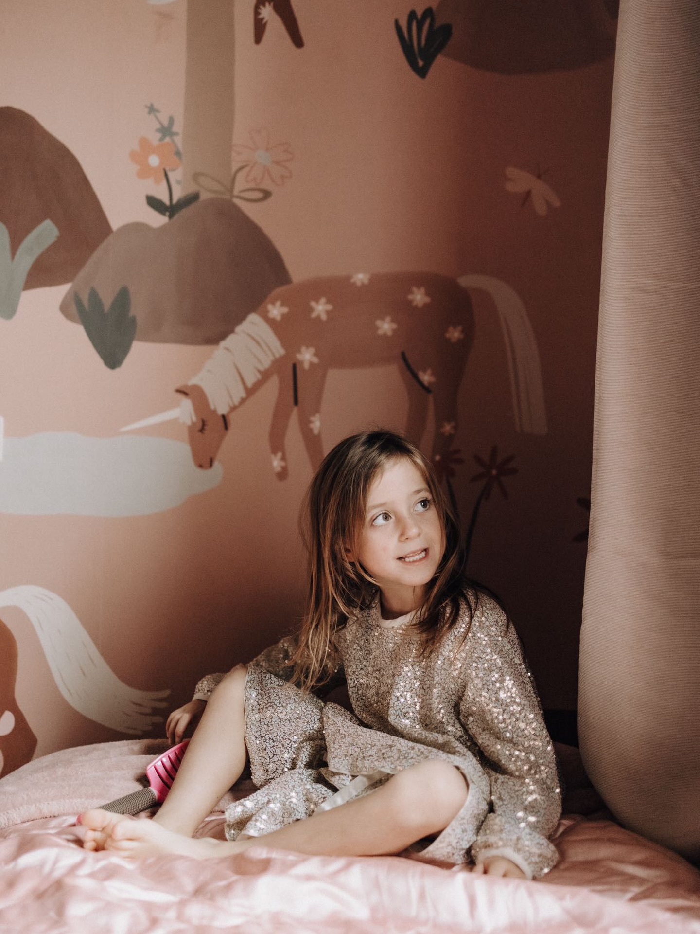 Bedtime stories start on the walls ✨🦄 Soft colors, magical unicorns, and a room made for dreaming.🩷
📸 @hilkezuithof