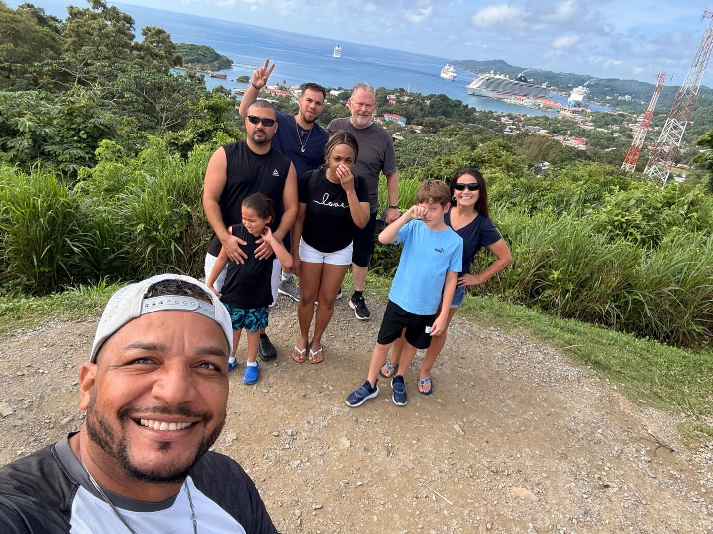 Just another happy day in Roatan #sunnyday #realdeal #localguides #slothpark