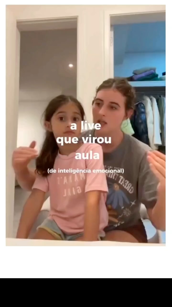 Sentiu a pedrada daí? 😬
Neste vídeo, Helena nos dá uma baita aula sobre estabelecer limites nas relações e o que mais me chama a atenção é como, desde pequena, ela já vem aprendendo a se responsabilizar por seu autocuidado. Entendendo que, mesmo que saibamos estabelecer limites, nem sempre seremos respeitados, e por essa razão, precisamos aprender a nos preservar e nos afastar de quem não nos respeita.
Esse vídeo me lembra muitos dos meus pacientes e nossas conversas sobre reconhecer e impor seus limites, assim como desenvolver a habilidade de dizer não. "Se você evita o conflito para manter a paz, a guerra começa dentro de você!"
Essa aula sobre autocuidado que Helena nos dá, no auge dos seus 7 anos, é fruto de uma criação positiva, onde ela tem espaço para falar sobre seus sentimentos e ser respeitada. A maioria de nós não teve um ambiente como esse para se desenvolver emocionalmente e, por isso, muitas vezes, na ânsia de evitar conflitos, nos calamos e nos machucamos. Aprender a dizer não e se respeitar, muitas vezes pode ser difícil, mas é totalmente possível, como Lelê nos mostra 😉 🌻
⚠️ Atenção ⚠️
Esse vídeo é um repost do conteúdo da @depoisquepariduas , mãe da Helena. Ele é apenas um recorte sobre os impactos que uma criação respeitosa tem na vida das crianças. Sigam elas para ter mais conteúdos sobre esse tema.