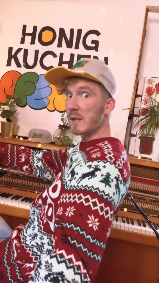 🎄🐴 O Tannenpferd – Wer kennt das Original? 🐴🎄
O Tannenba, äh, O Tannenpferd! 😂 Die Honigkuchenpferde präsentieren euch ihr ganz eigenes Weihnachtslied. Könnt ihr erraten, welches berühmte Weihnachtslied wir hier auf pferdische Art neu interpretiert haben? Wir sind gespannt auf eure Vermutungen!
#honigkuchenpferde #weihnachtslied #kinderlieder #ohtannenbaum #familienzeit