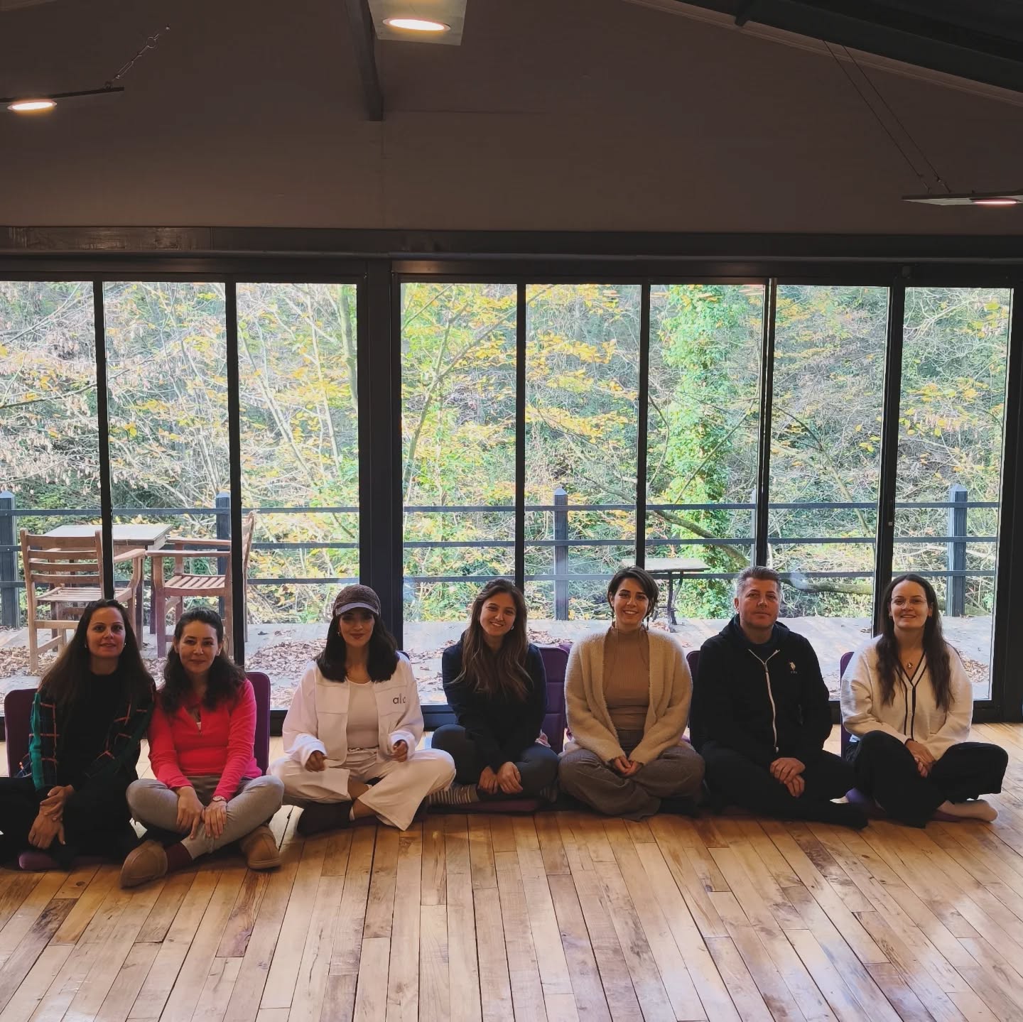 2025 Dönüştürücü Nefes Koçluğu Eğitimi 🌟
Uzunca bir sürecin sonunda en sevdiğimiz yüzyüze kamp kısmı şahane anılarla, dönüşümlerle,uyanışlarla, bazen gözyaşı bazen kahkahalarla ama en önemlisi şifayla tamamlandı 🙏
Yolculuk bitti mi ? Tabi ki hayır, daha önlerinde bir staj dönemi ve ek eğitimler var ama artık onlar nefese vesile olacak olan ekibimizin yeni üyeleri 🫂 Her biri danışanım olarak kendi dönüşümlerinden sonra ben de bu şifaya vesile olmayı seçiyorum dedi ve artık nefesi daha derinden deneyimleyecekler 🌬️
Sevgili @gulsumm_kilic @handuskailgaz @mervepekers ve @onderplana yolunuz açık olsun ✨
Ve bu eğitimin gerçekleşmesinde bana eşik eden güzel ailem @mydegerli @donusturucunefes , kıdemli koçlarımızdan @oksijenetkisii iyiki varsınız🙏
Bizi ağırlayan bu güzel mekan @thecanyonkartepe , teşekkürler 🙏
İki gün ağırladığımız danışanlarımız, iyi ki geldiniz🌹
Daha nice şifalı koçluk eğitimlerine diyorum. Çünkü bu eğitim benim ennn sevdiğim, enn çook kalbimin açıldığı sanki artık koskoca bir sürecin taçlandırılması gibi bir yerde 🎉🎉🎉 Diliyorum ki ailemiz böyle böyle büyüsün, daha çok kişiye dokunalım inşallah 🫂
#nefeskoçluğueğitimi #nefeskoçluğu #nefesterapisi #nefeskampı