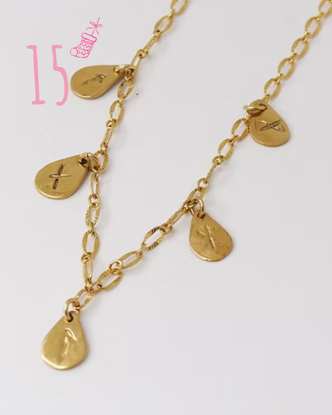 ☝️Pour les femmes singulières, celles qui avancent à leur façon, sans se comparer.
Aujourd’hui, on célèbre la singularité.
La tienne, la mienne, celle de toutes les femmes qui avancent avec leurs forces, leurs failles, leurs valeurs bien ancrées.
Voici le collier Singularité, pensé comme un talisman moderne :
cinq gouttes façonnées et gravées à la main, ornées de symboles runiques, un alphabet ancien, puissant qui traversait les terres vikings comme une langue de courage et de conviction.
Chaque rune représente une valeur, un repère, un petit fragment de ce qui te construit.
Et parce qu’il est personnalisable, ce bijou devient le tien, vraiment le tien :
celui qui te suit, qui te rappelle ce que tu portes en toi, et l’unicité que personne ne pourra jamais t’enlever.
Les gouttes sont façonnées en bronze et associées à une chaine en plaqué or scintillante ; il se porte comme on porte un engagement, comme on porte son histoire, ou comme on porte un secret important près du cœur.
Et si ton poignet veut lui aussi raconter ton monde, il existe le bracelet SINGULARITÉ assorti pour celles qui aiment les symboles autant que le style ;)
Ce Noël, et tous les jours qui suivent :
n’oublie jamais que ta singularité… c’est ta force.
Et toi quelle serait ta valeur première dans les symboliques runiques : la force ? le cheminement, le voyage ? l’inspiration ?, la connaissance de soi ? la prise de responsabilité ? la transformation et remise en question ? le recentrage ? l’amour ? la famille , les racines ? l’harmonie, l’équilibre ? le courage ? la joie, le bonheur ?
#artisanatfrançais#faitmaiinavecamour#créatricebijoux#bijouxpierresnaturelles#bijouxmadeinfrance#bijouxdurables#cadeauxmariage#prendresoindemoi#ressentir#mamanactive#jaimelanature#momentpoursoi#cadeaufemme#villedepau#biendanssapeau#mafamille#emotive#developpementpersonnel#oceanvibes